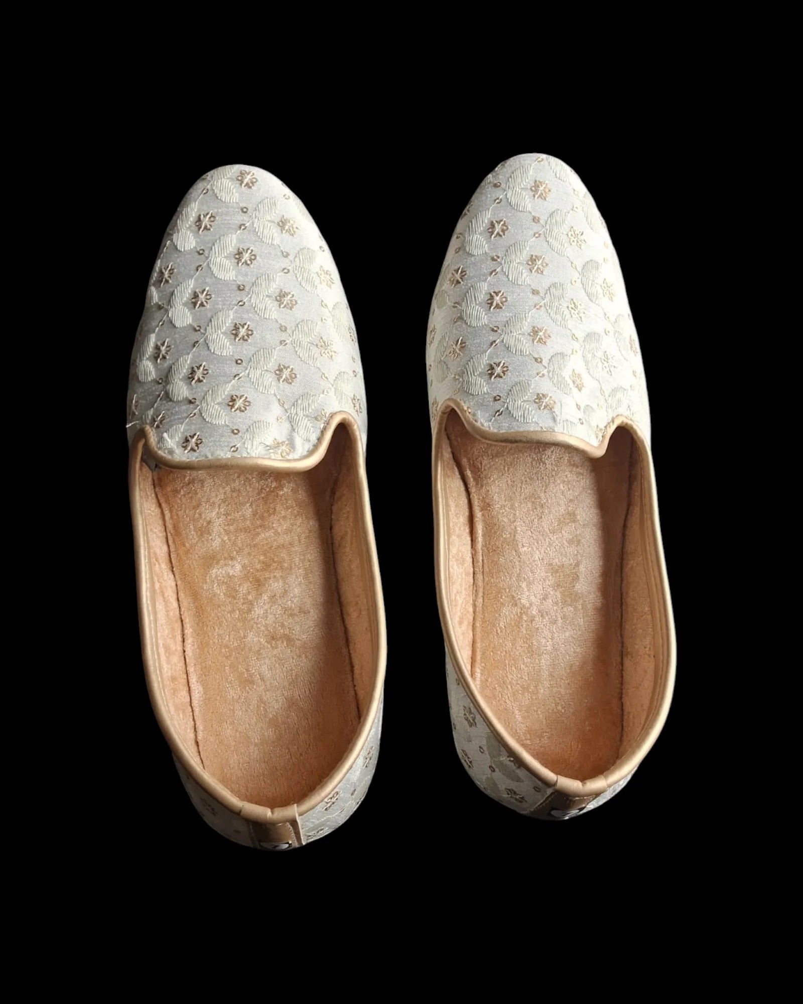 Elegant Textured Fabric Festive Jutti