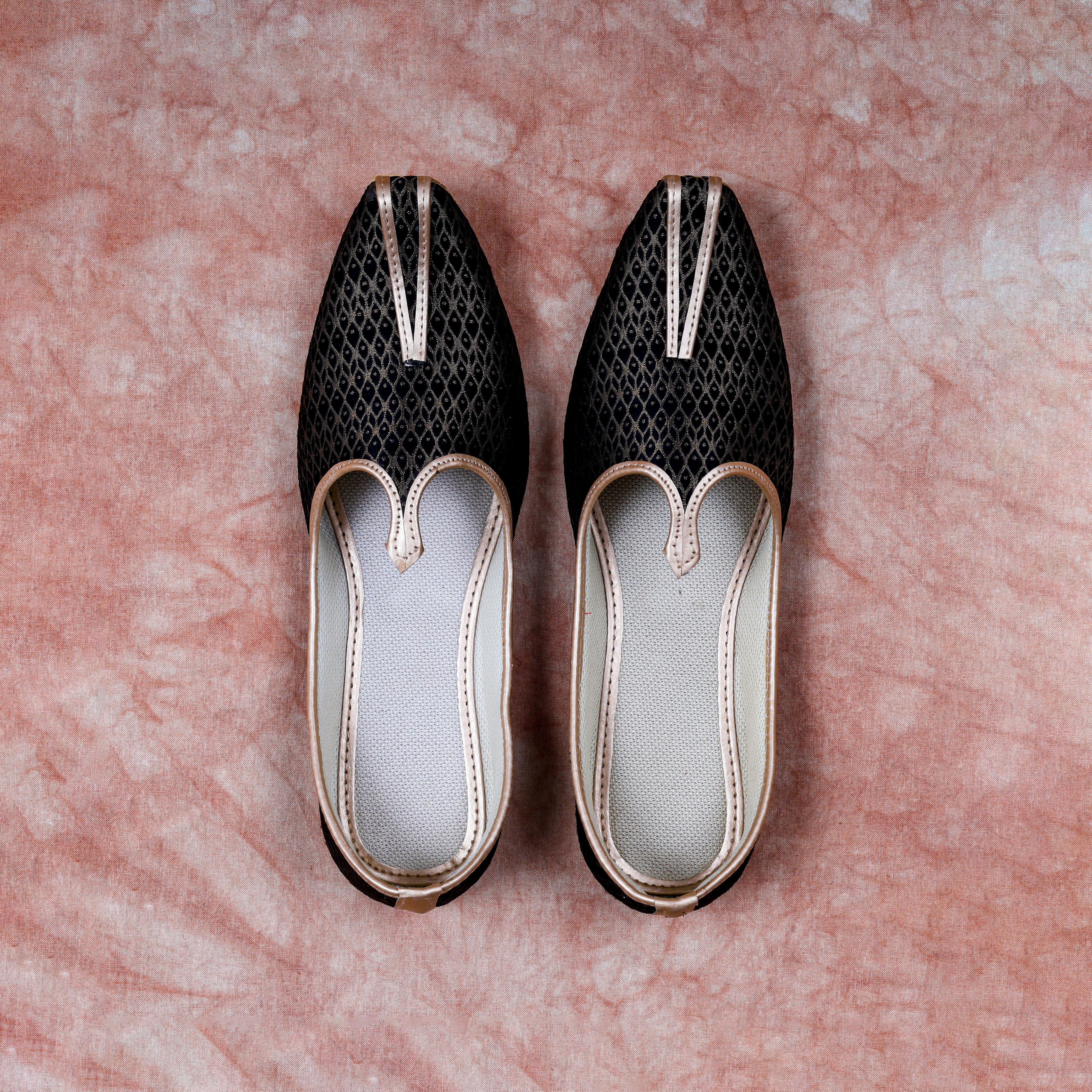 Black Textured Pointed Mojari