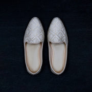 Handcrafted White Closed Toe Jutti