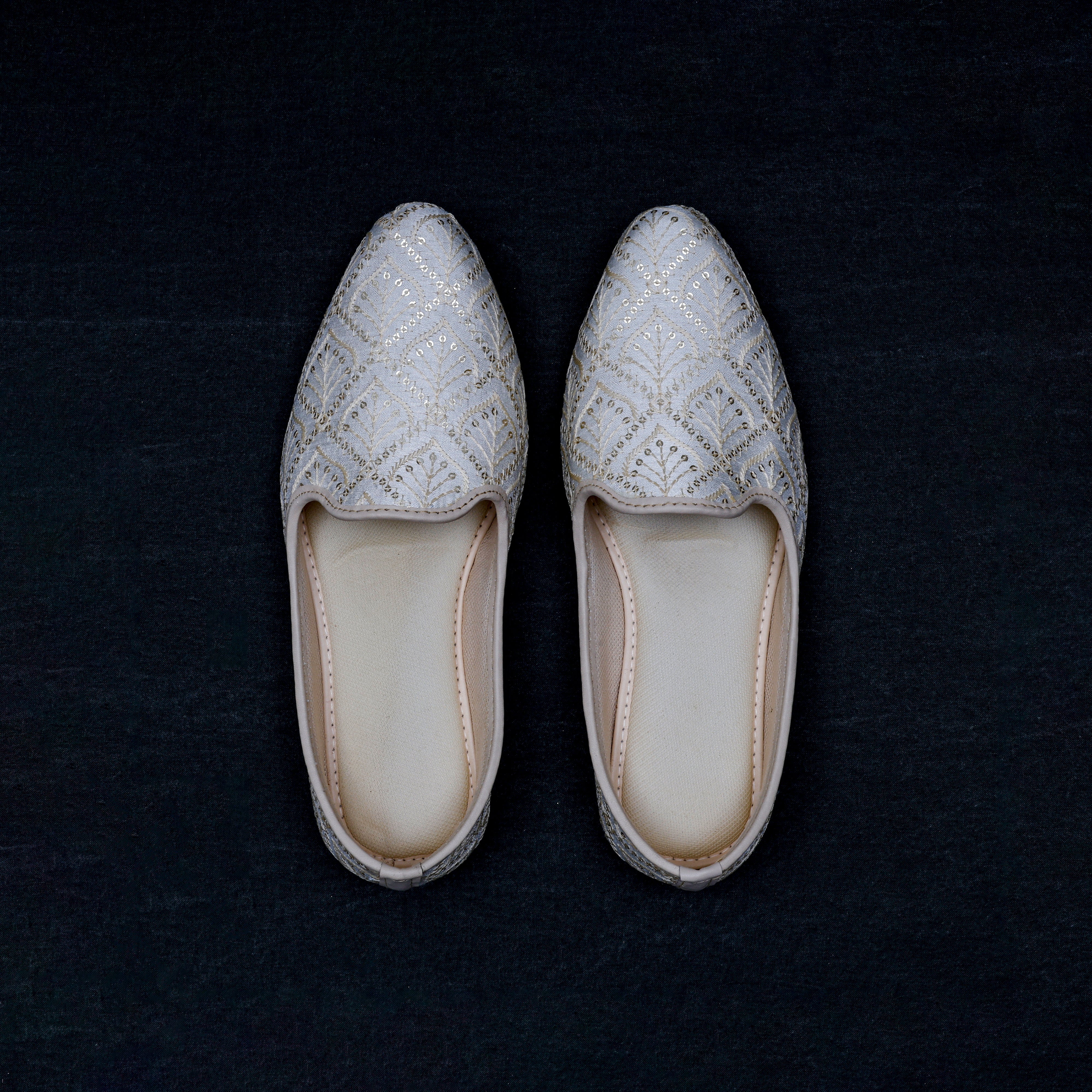 Handcrafted White Closed Toe Jutti