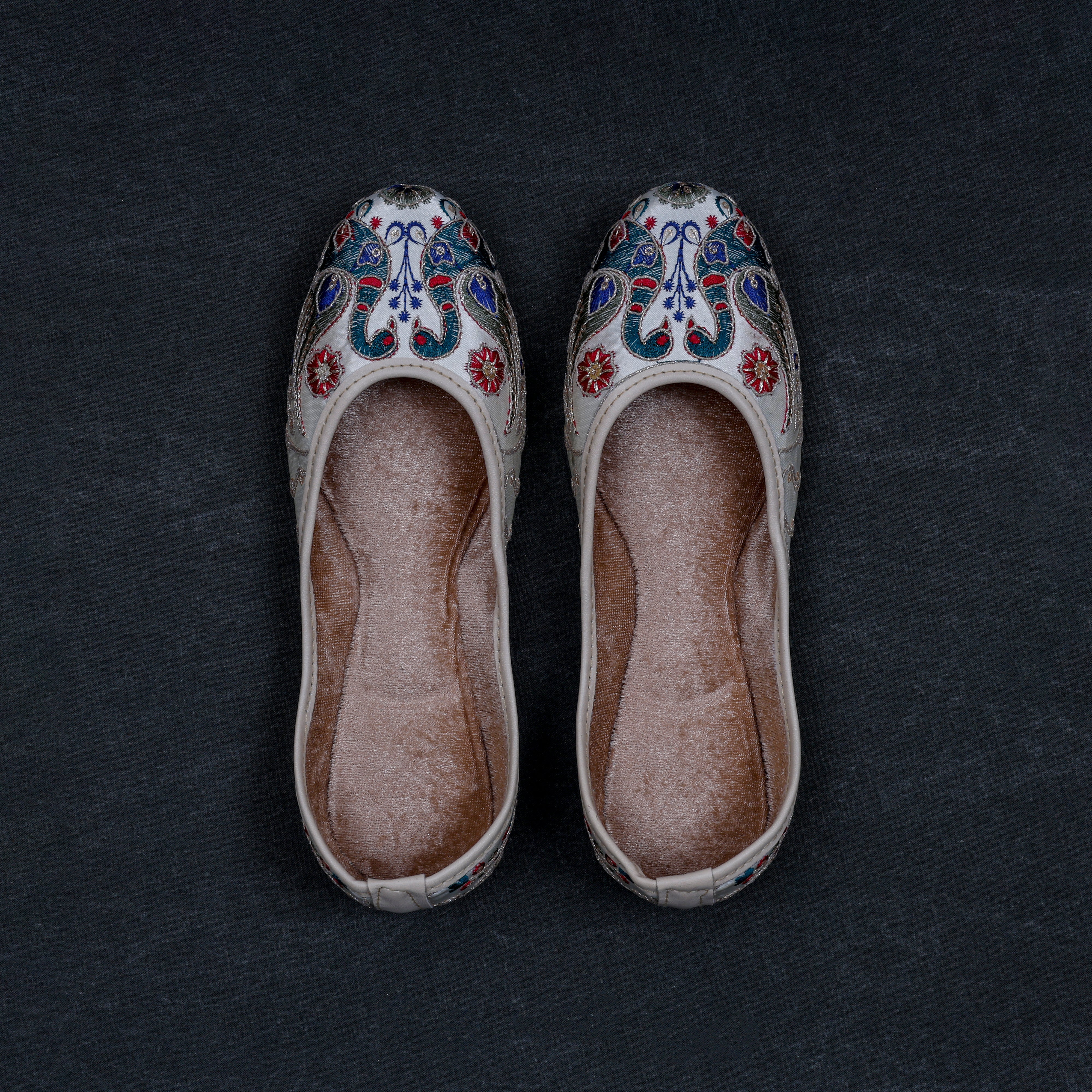 Handcrafted Off White Almond Ethnic Jutti