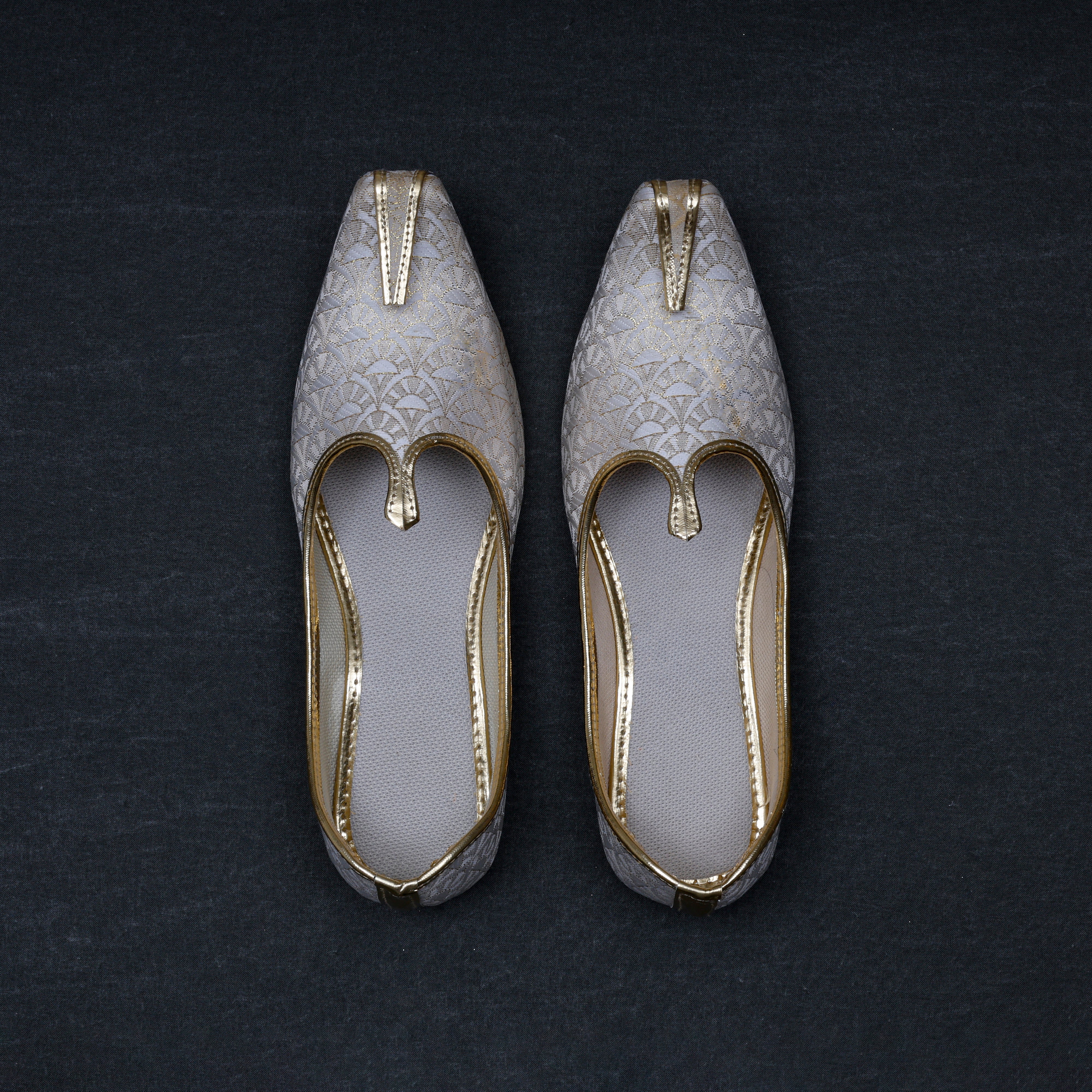 Off White Classic Handcrafted Pointed Mojari