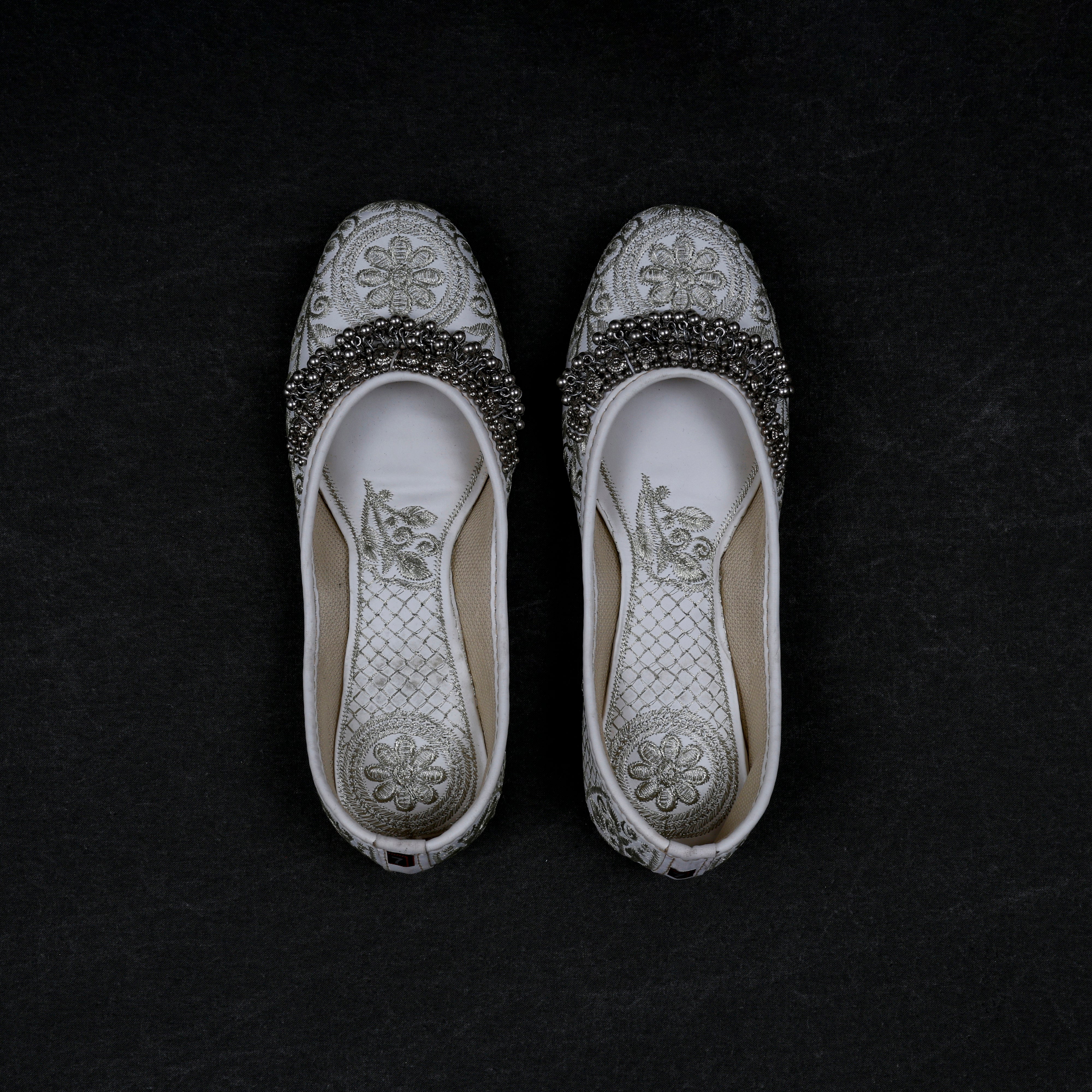 Two Tone Off White Textured Jutti