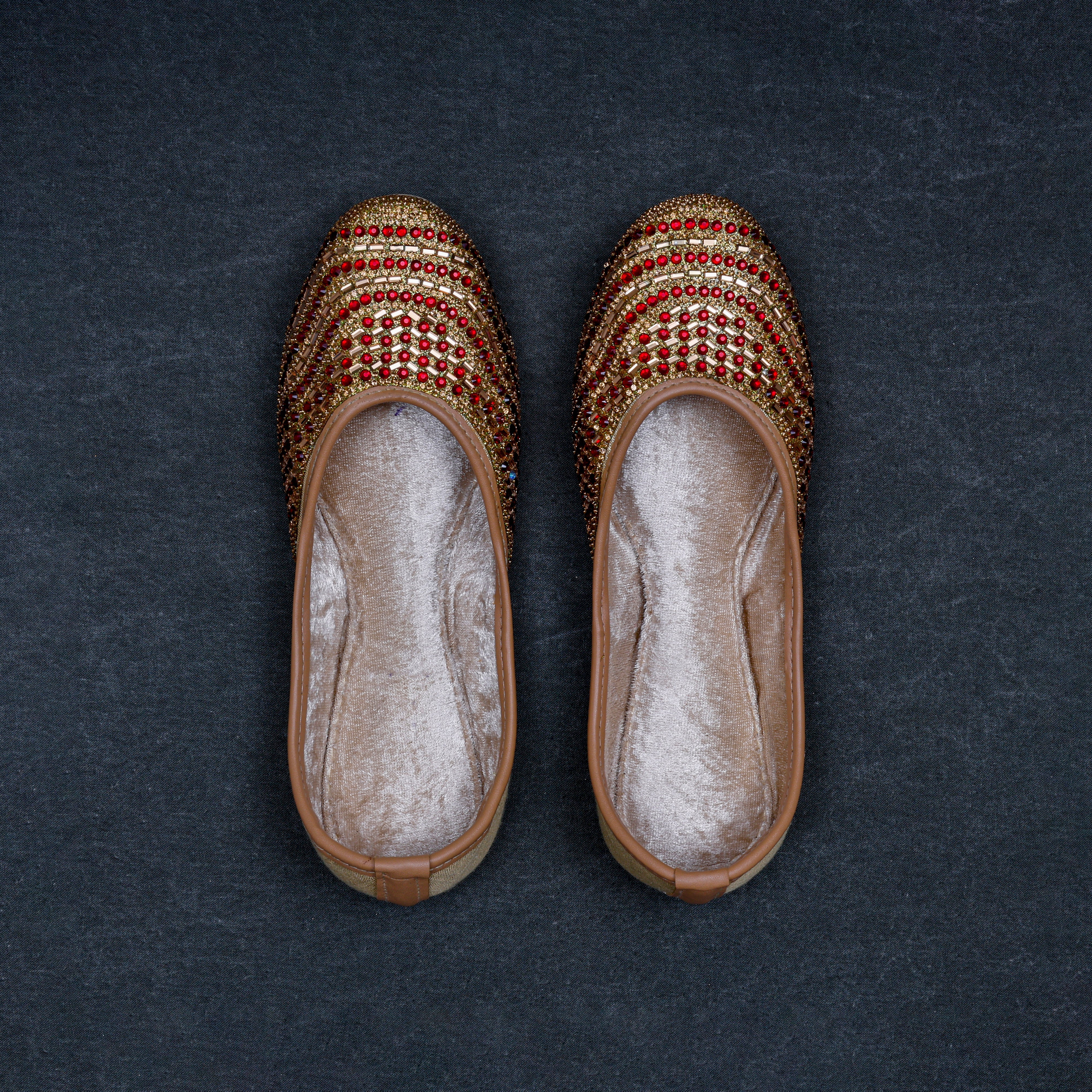 Gold Handcrafted Closed Toe Ethnic Jutti