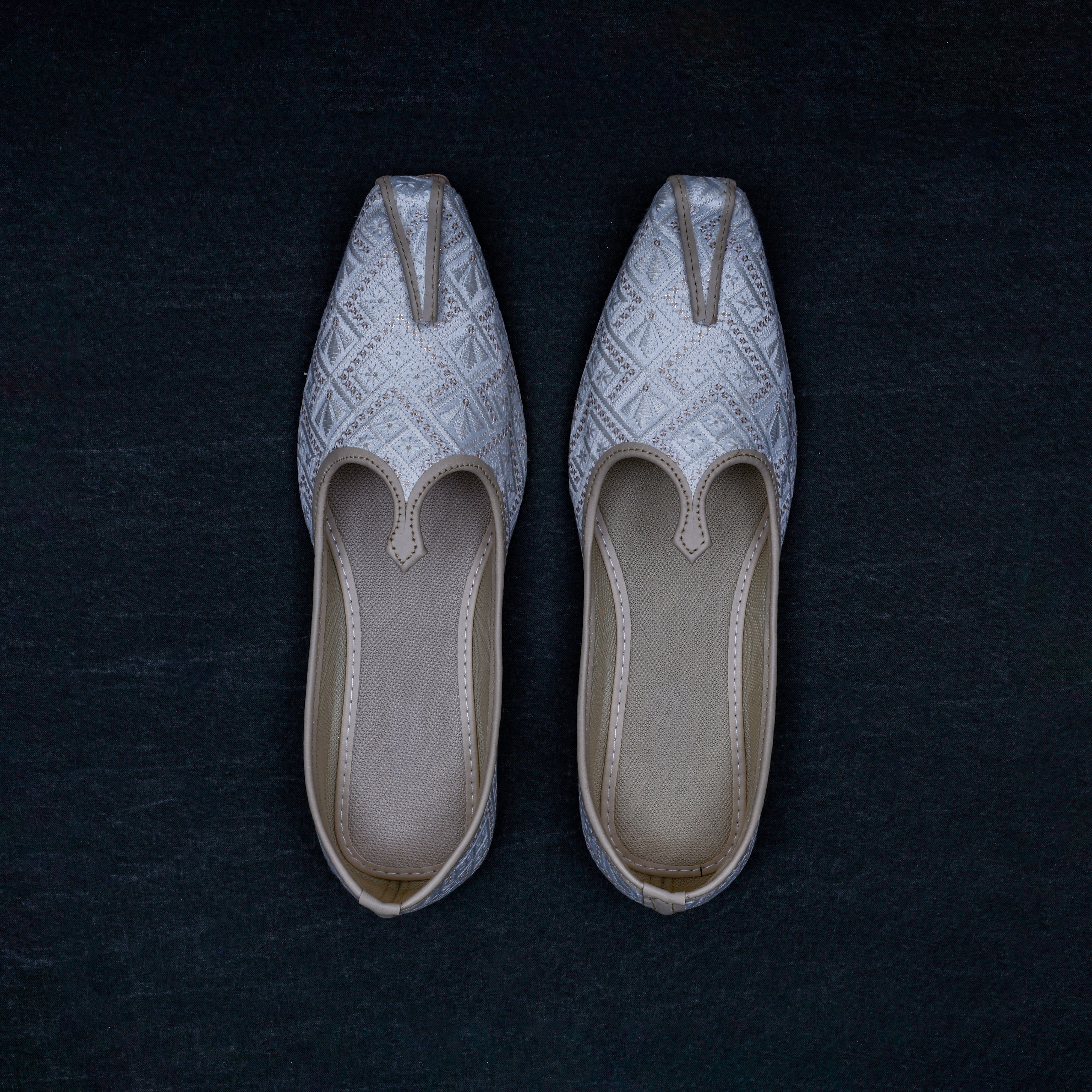 White Closed Toe Traditional Mojari