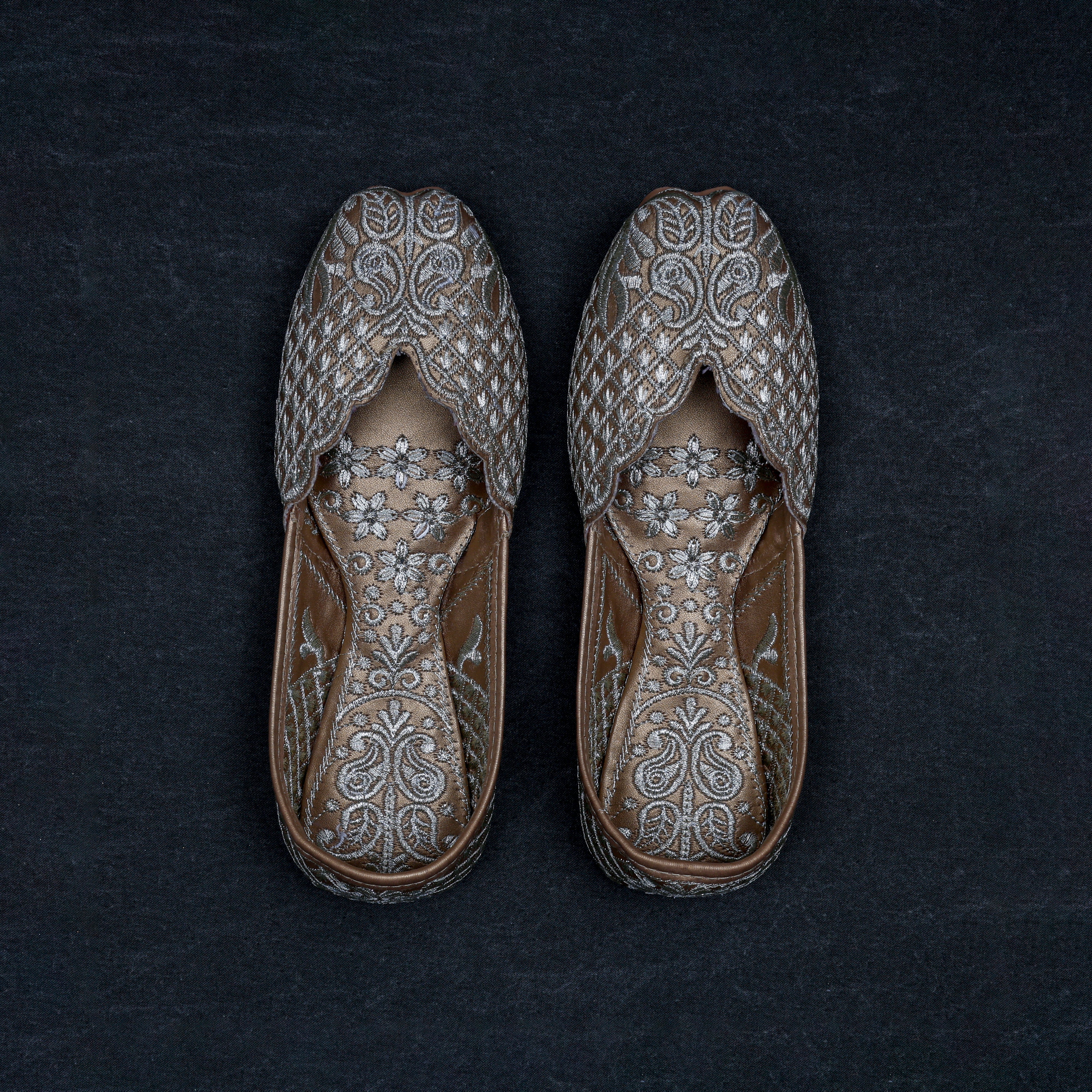 Two Tone Gold Closed Toe Jutti