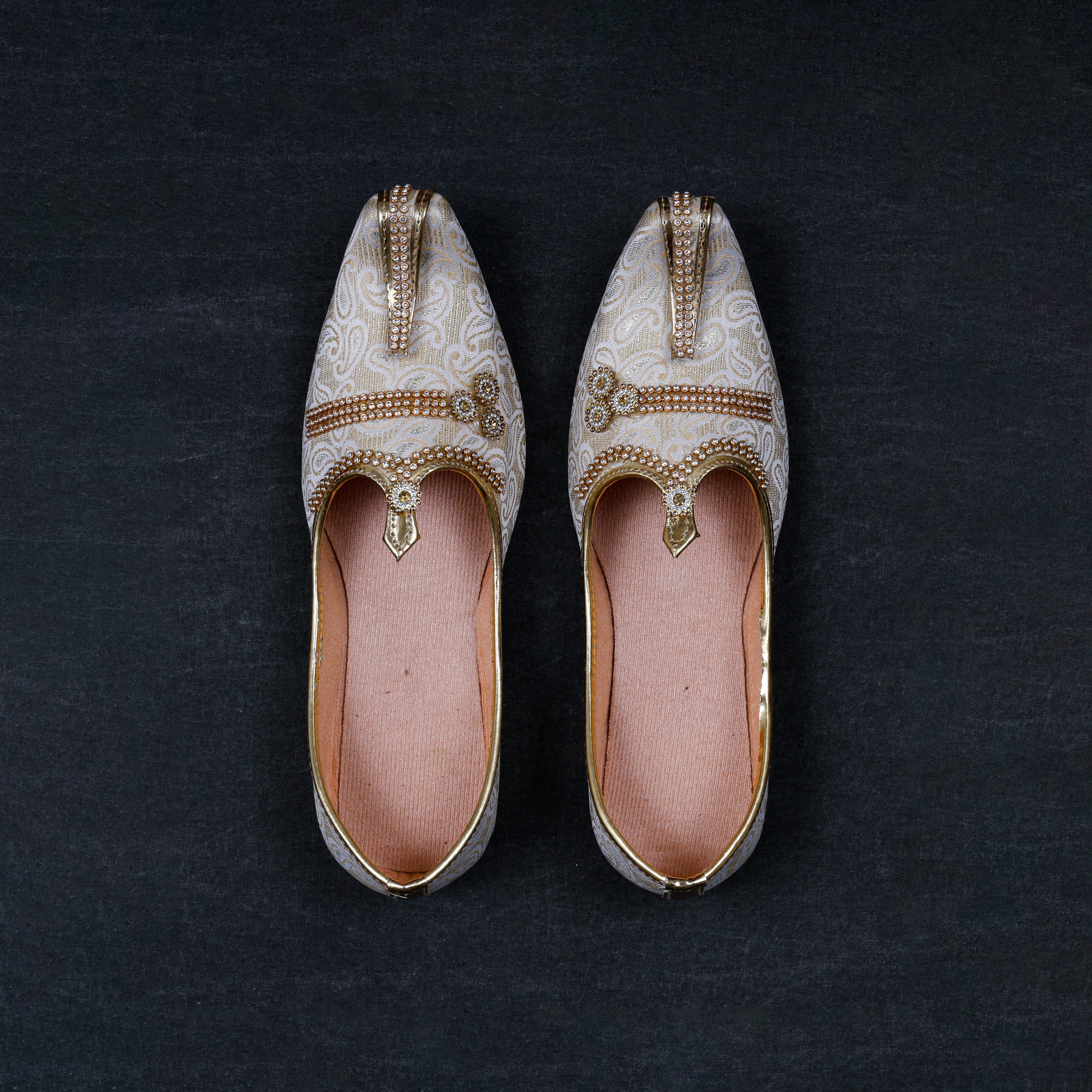 Artisan Mojari in Off White