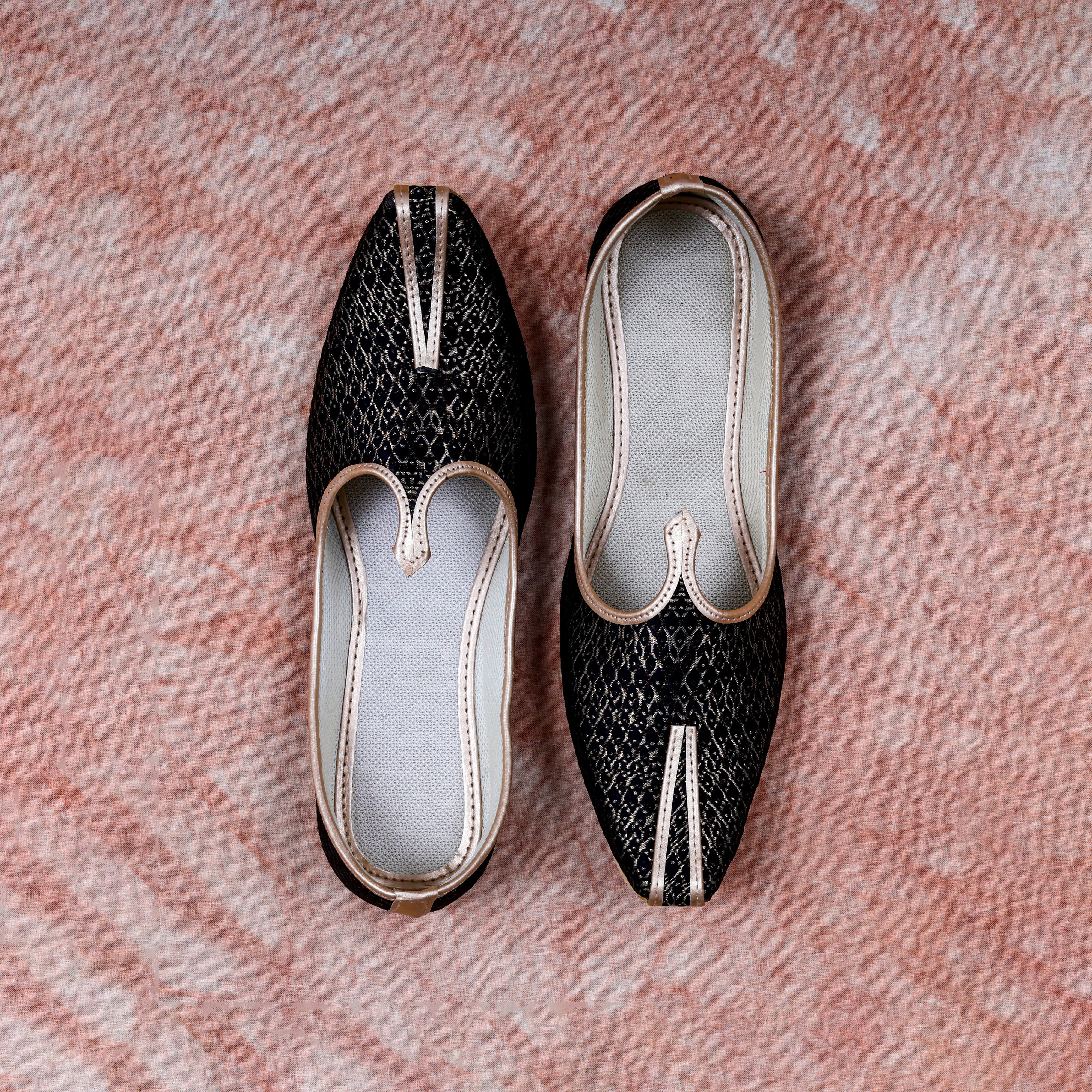 Black Textured Pointed Mojari