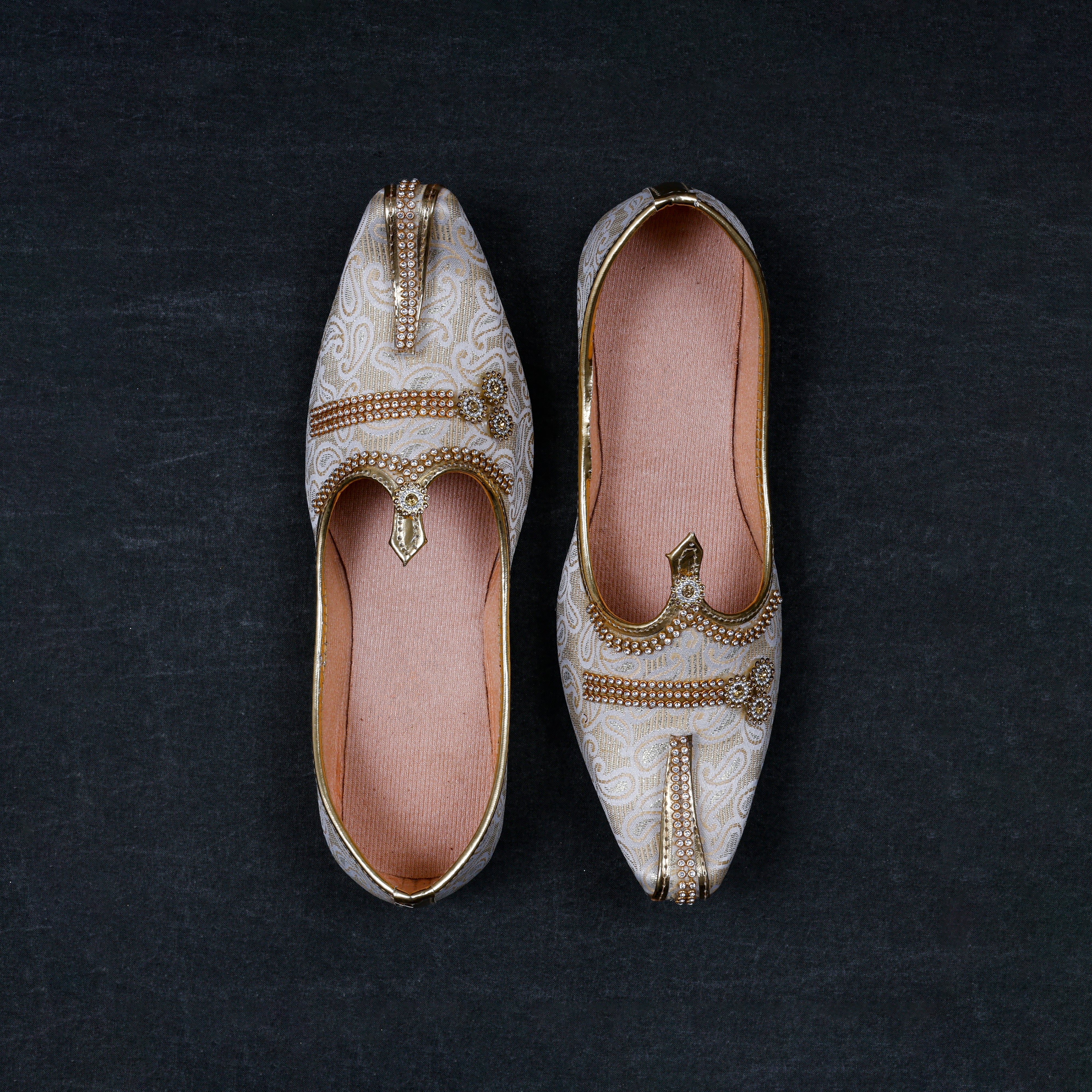 Artisan Mojari in Off White