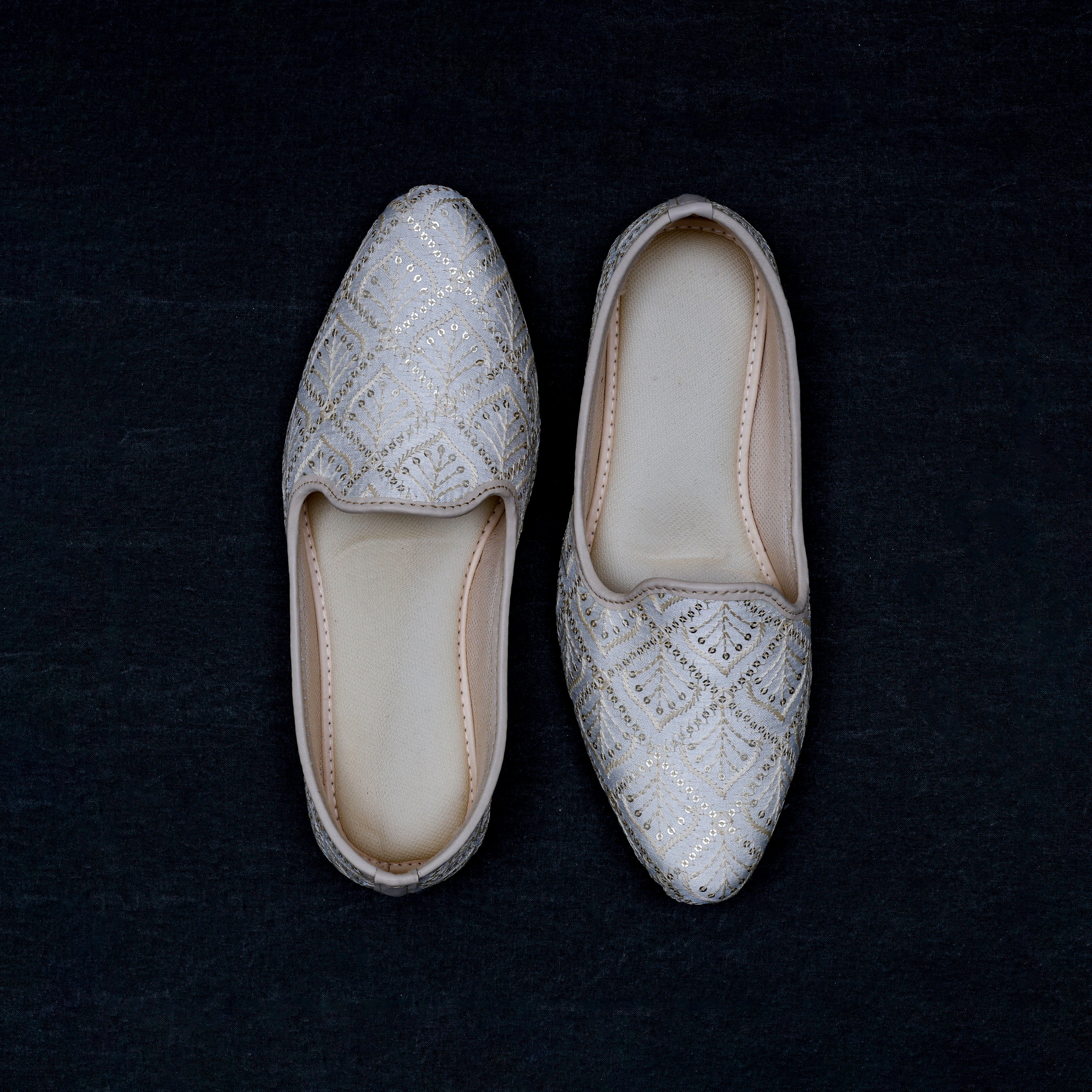 Handcrafted White Closed Toe Jutti