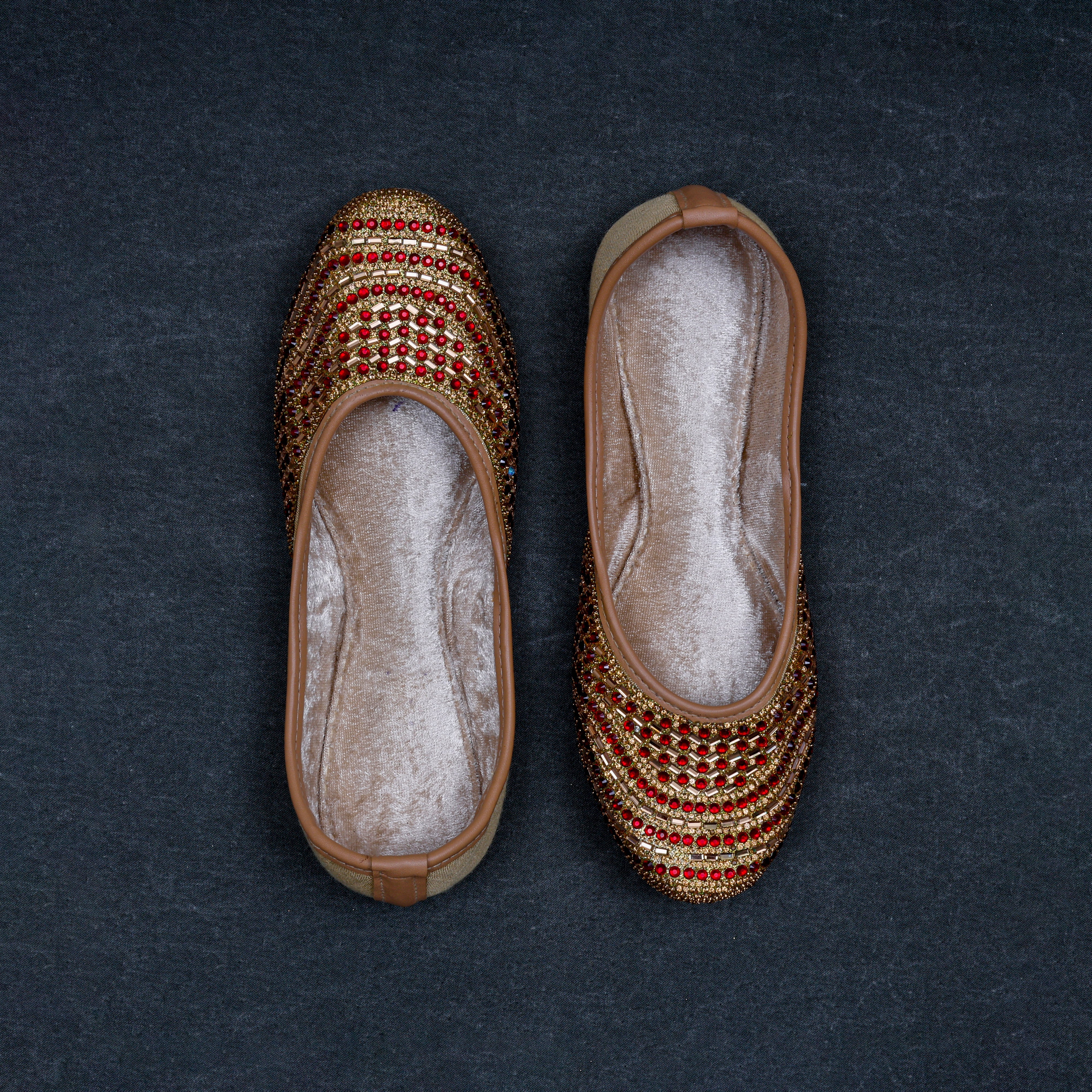 Gold Handcrafted Closed Toe Ethnic Jutti