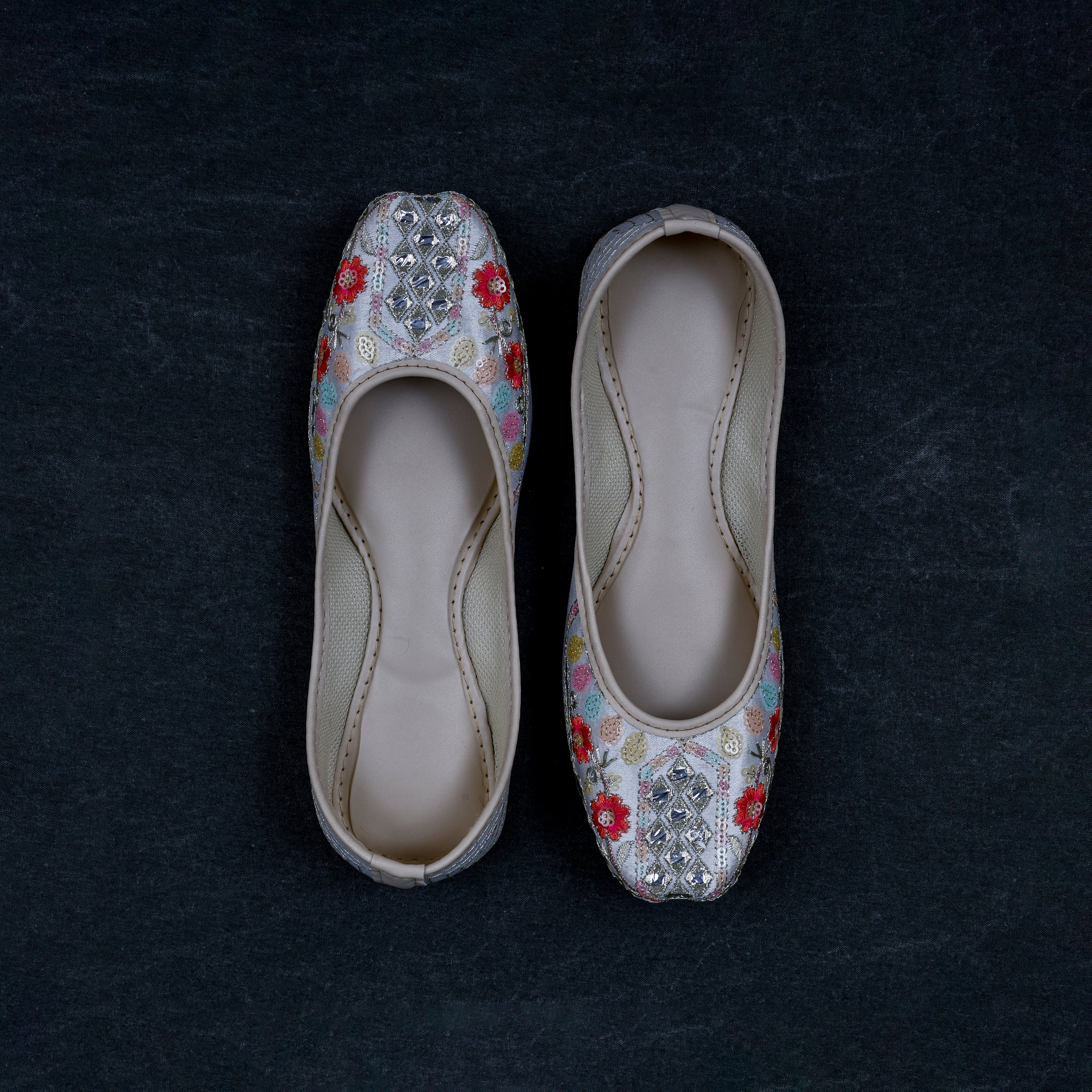 White Closed Toe Ethnic Jutti