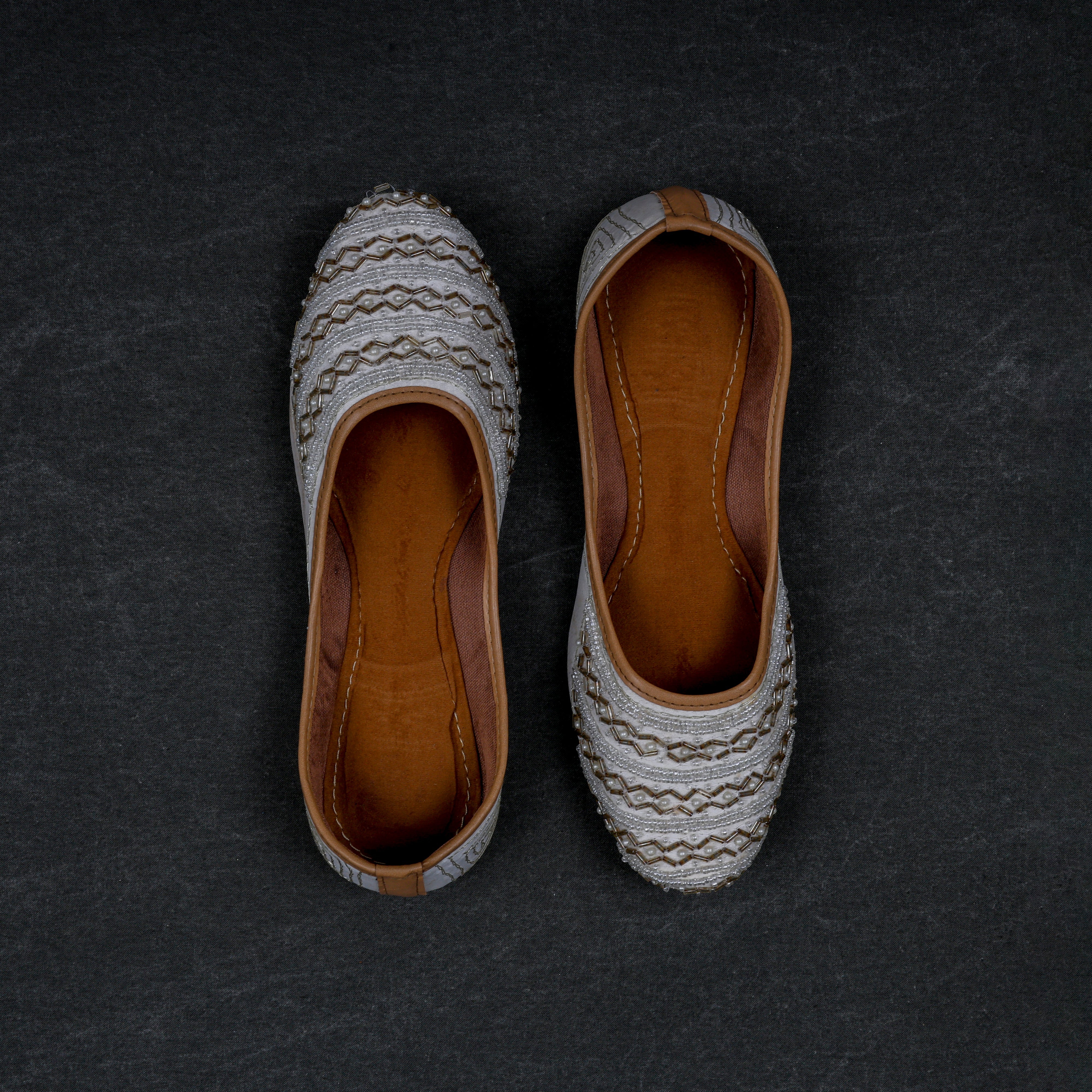 Off White Textured Artisan Jutti