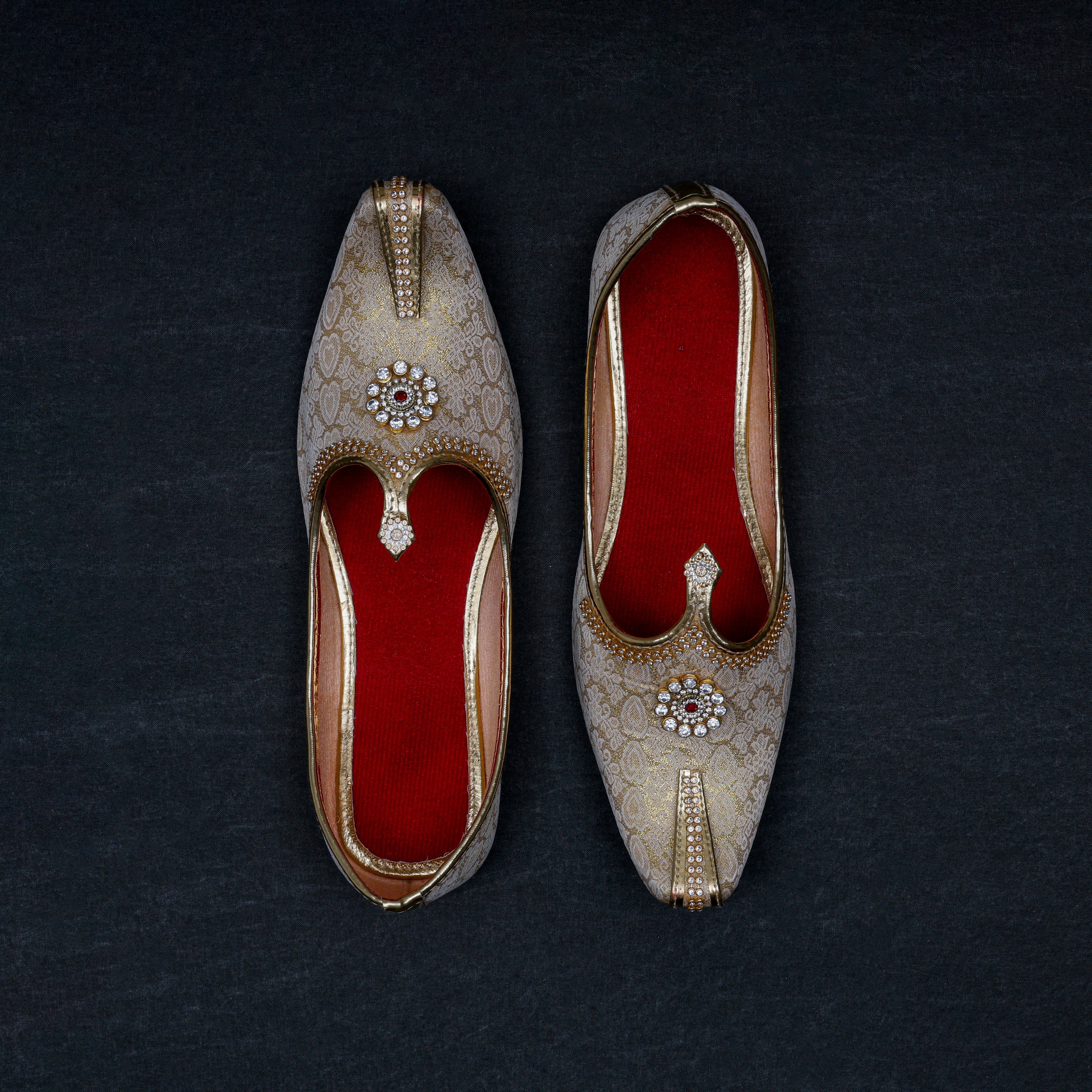 Handcrafted Gold Two Tone Mojari