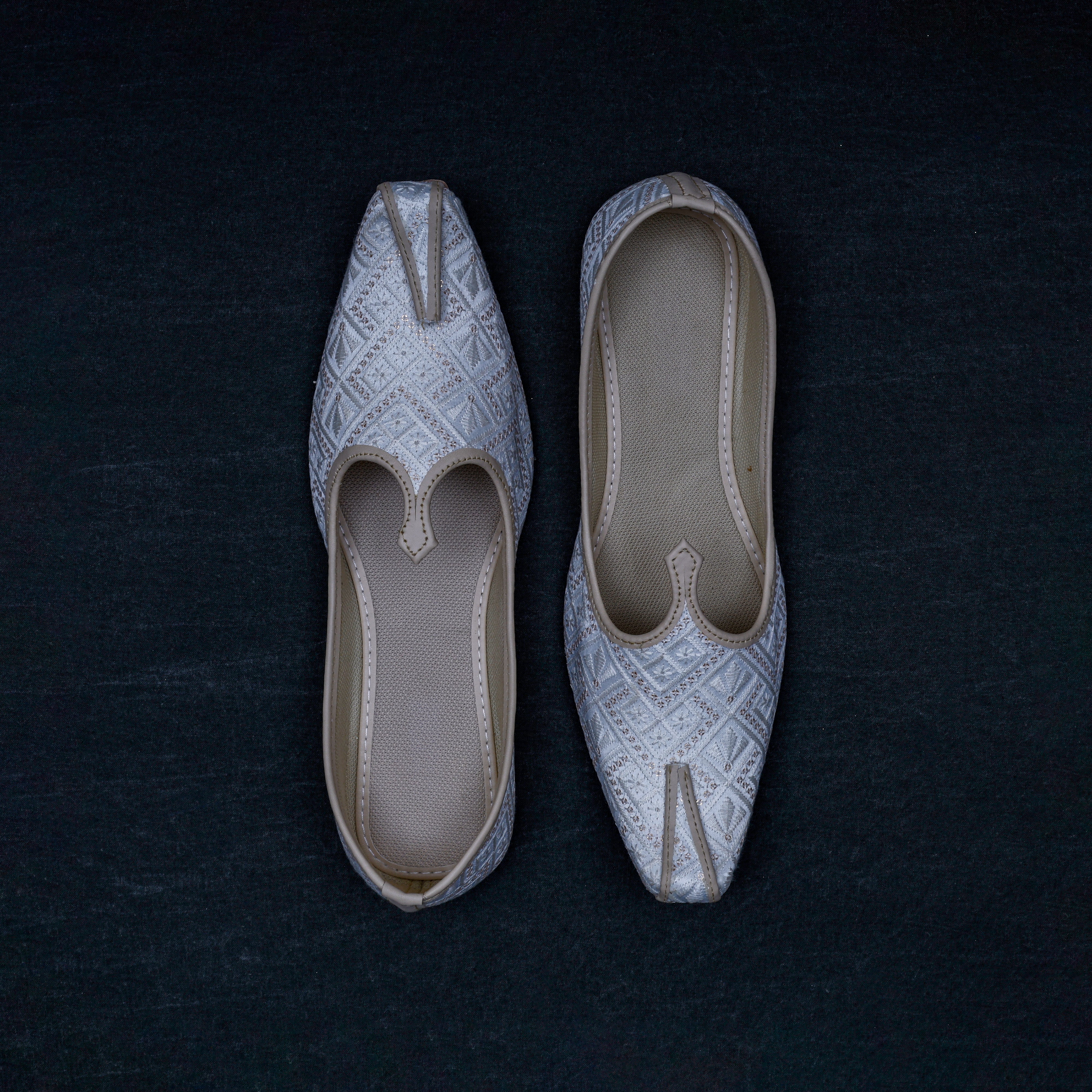 White Closed Toe Traditional Mojari