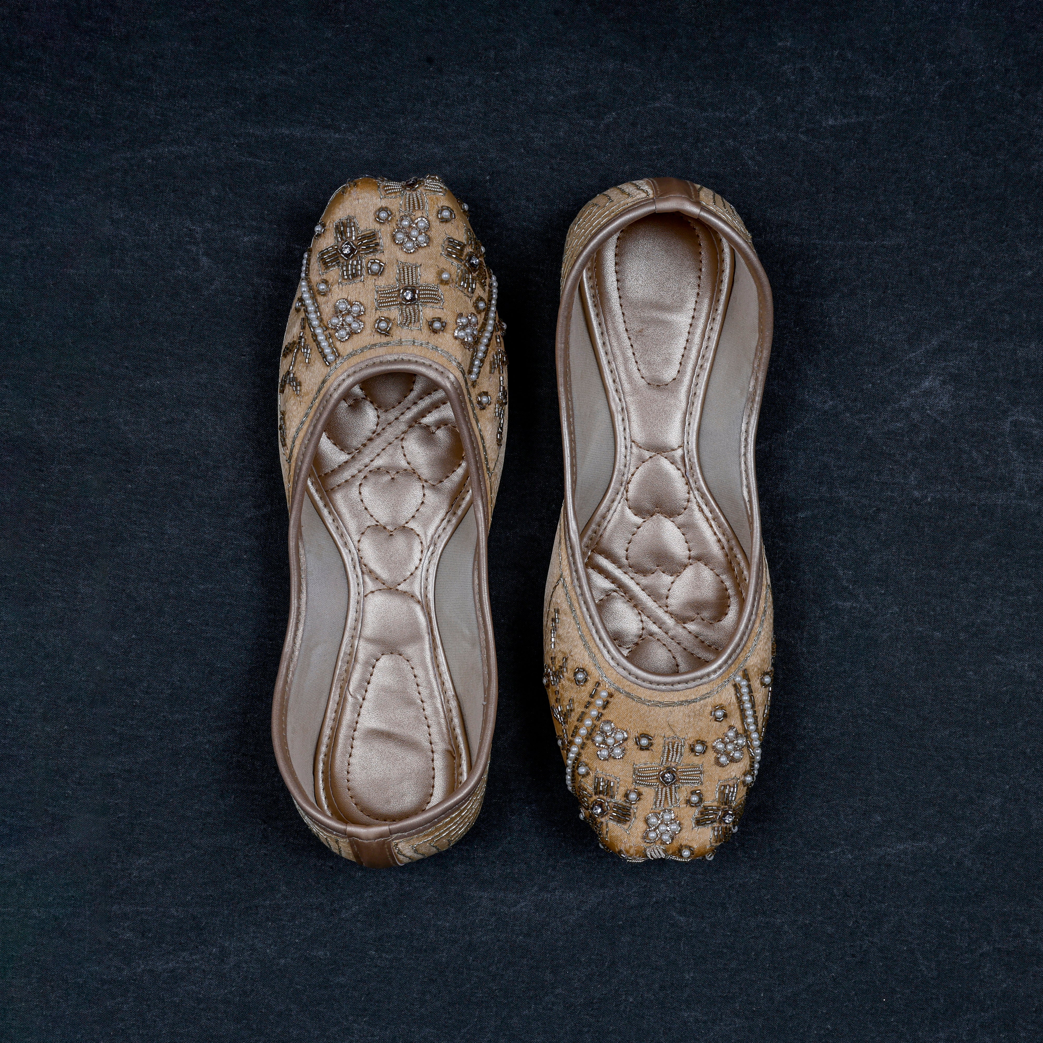 Gold Artisan Closed Toe Jutti