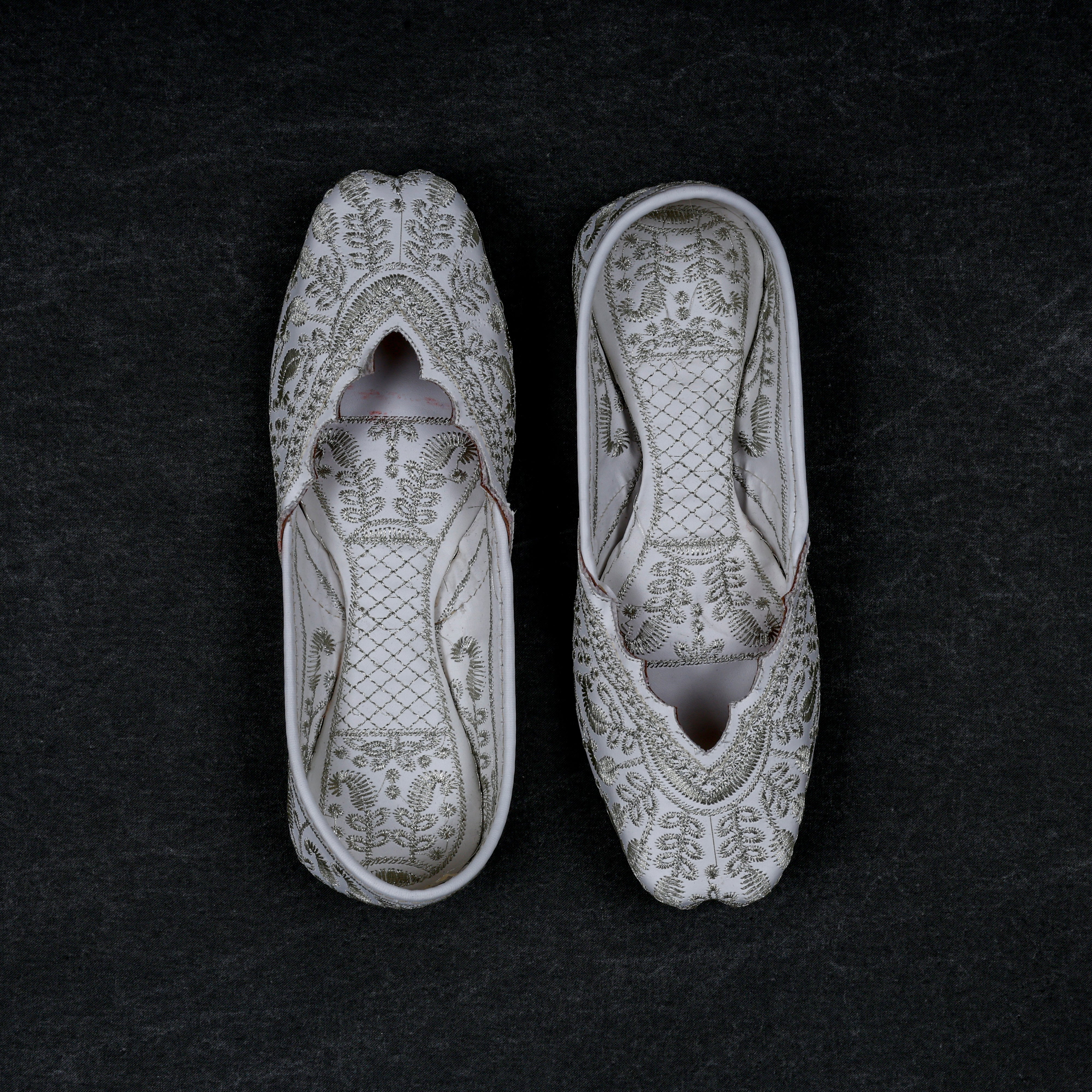 Off White Textured Rexine Closed Toe Jutti