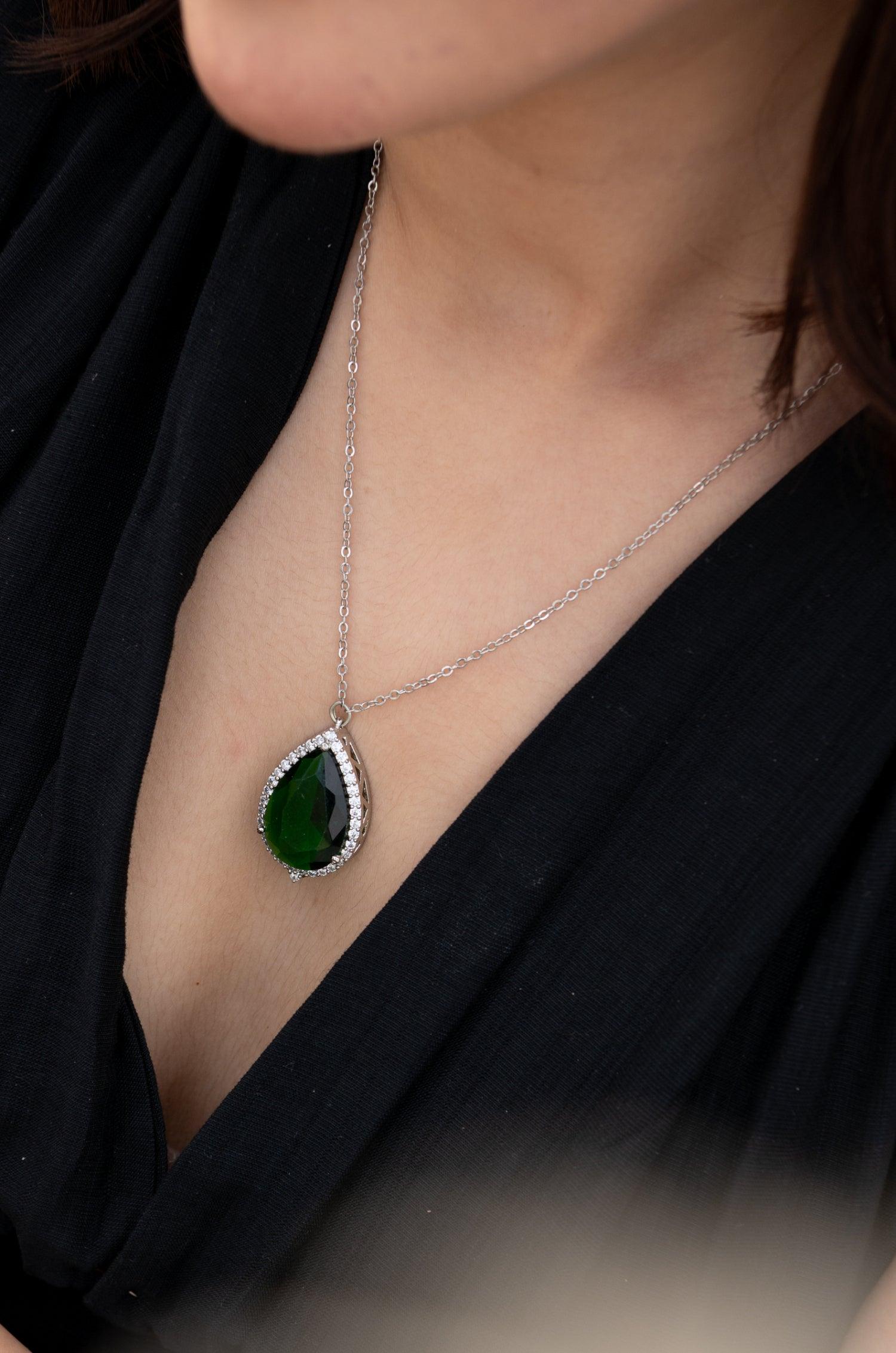 Emerald Radiance Pendant Necklace - Dyulokha