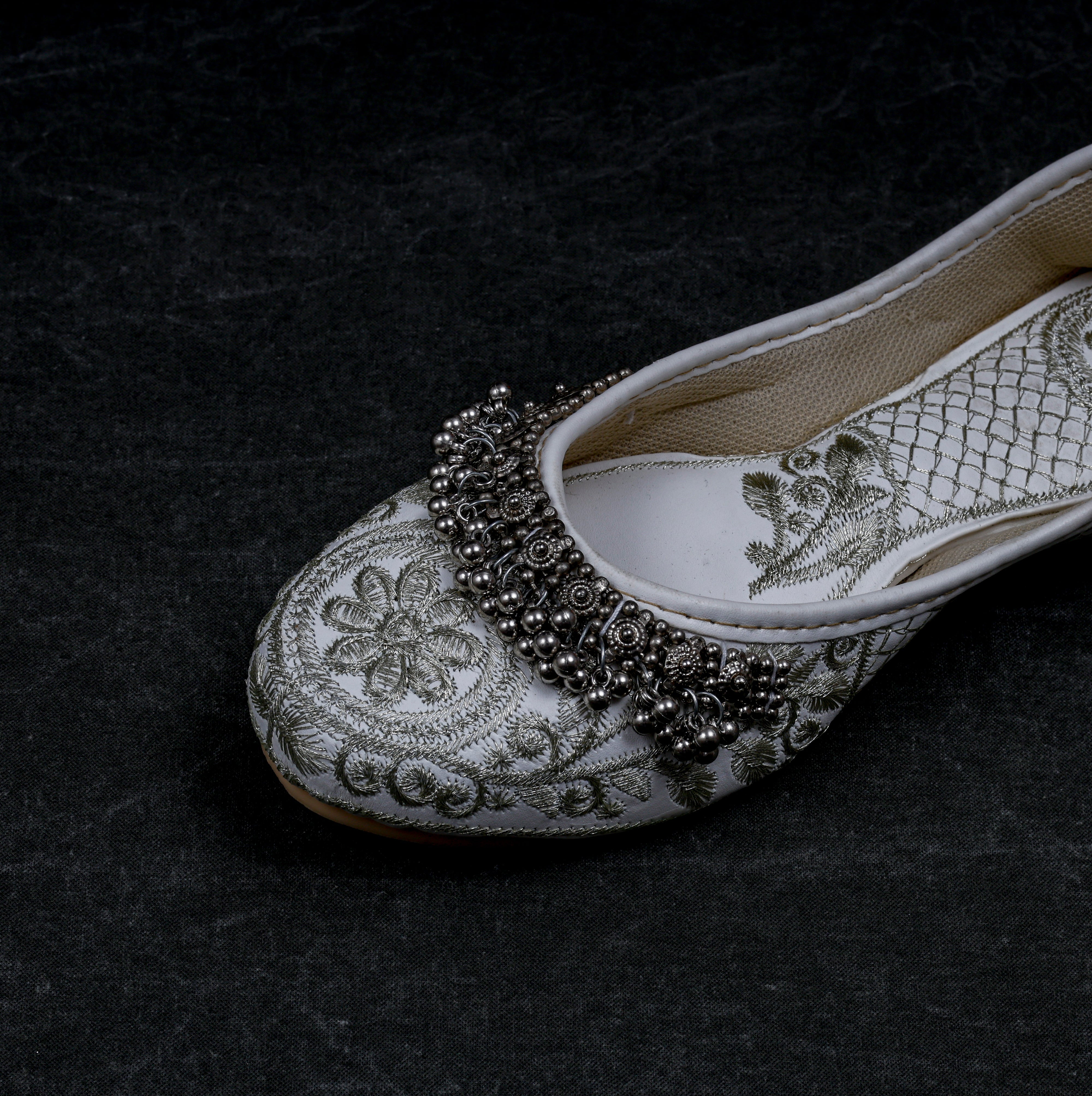 Two Tone Off White Textured Jutti