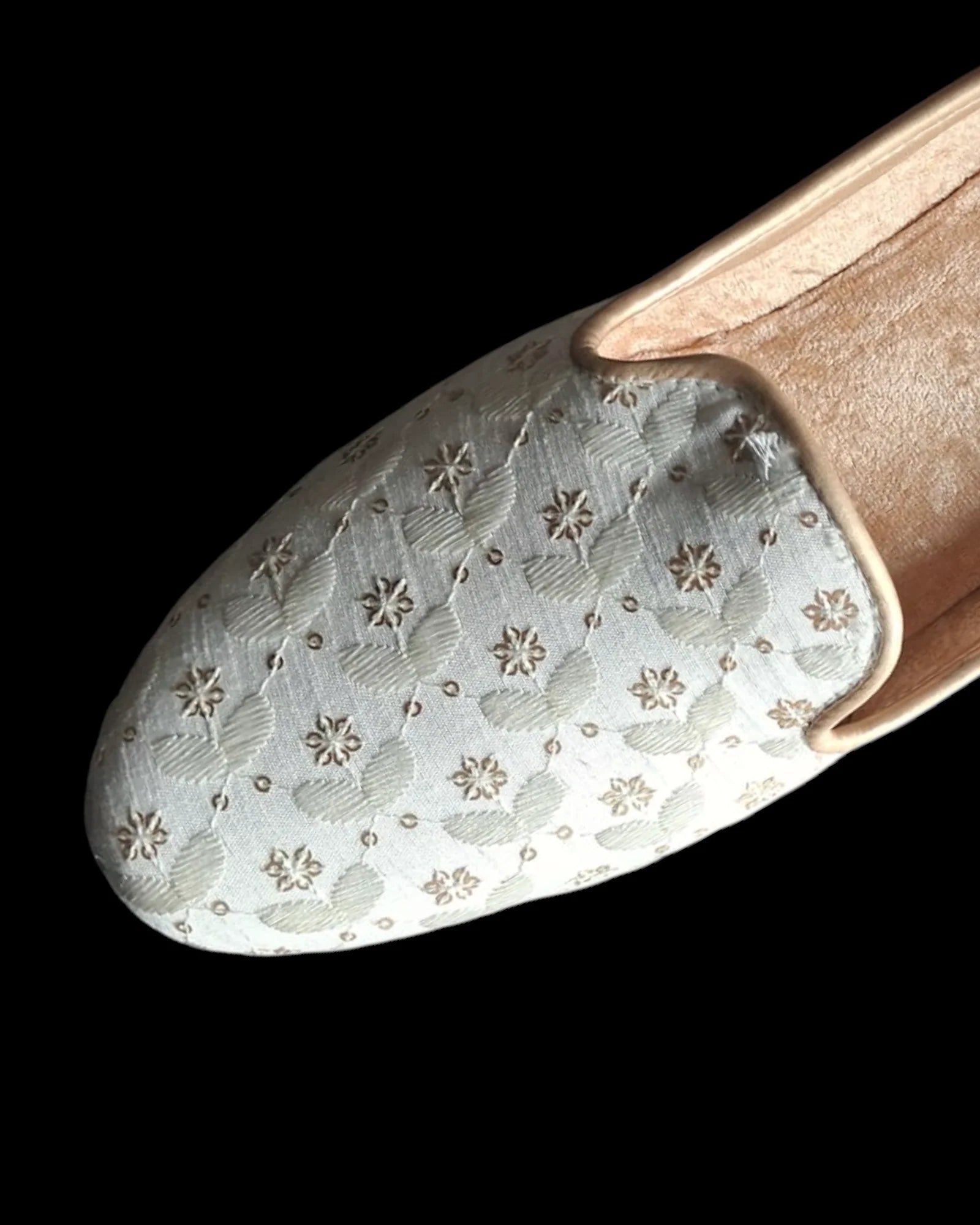 Elegant Textured Fabric Festive Jutti