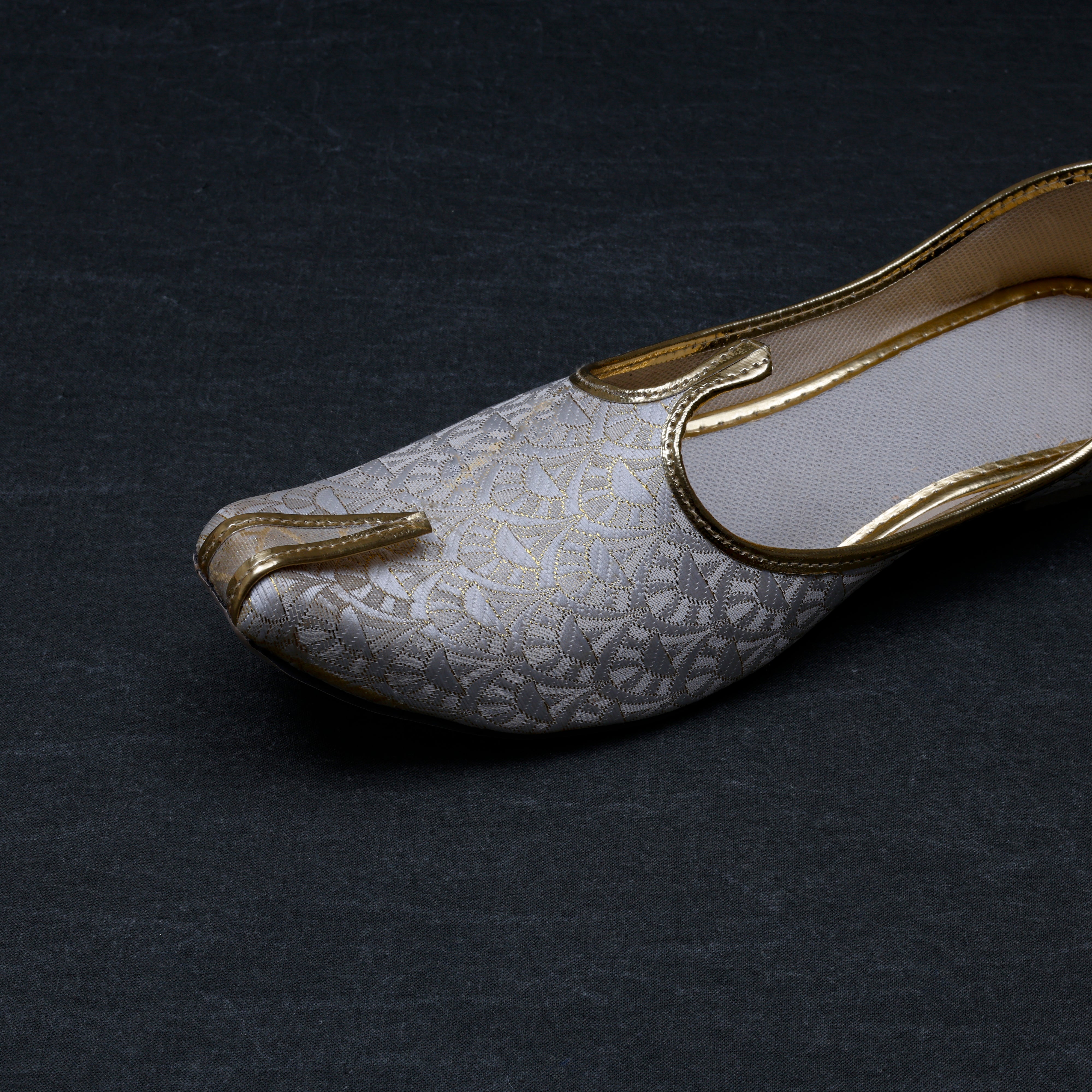 Off White Classic Handcrafted Pointed Mojari