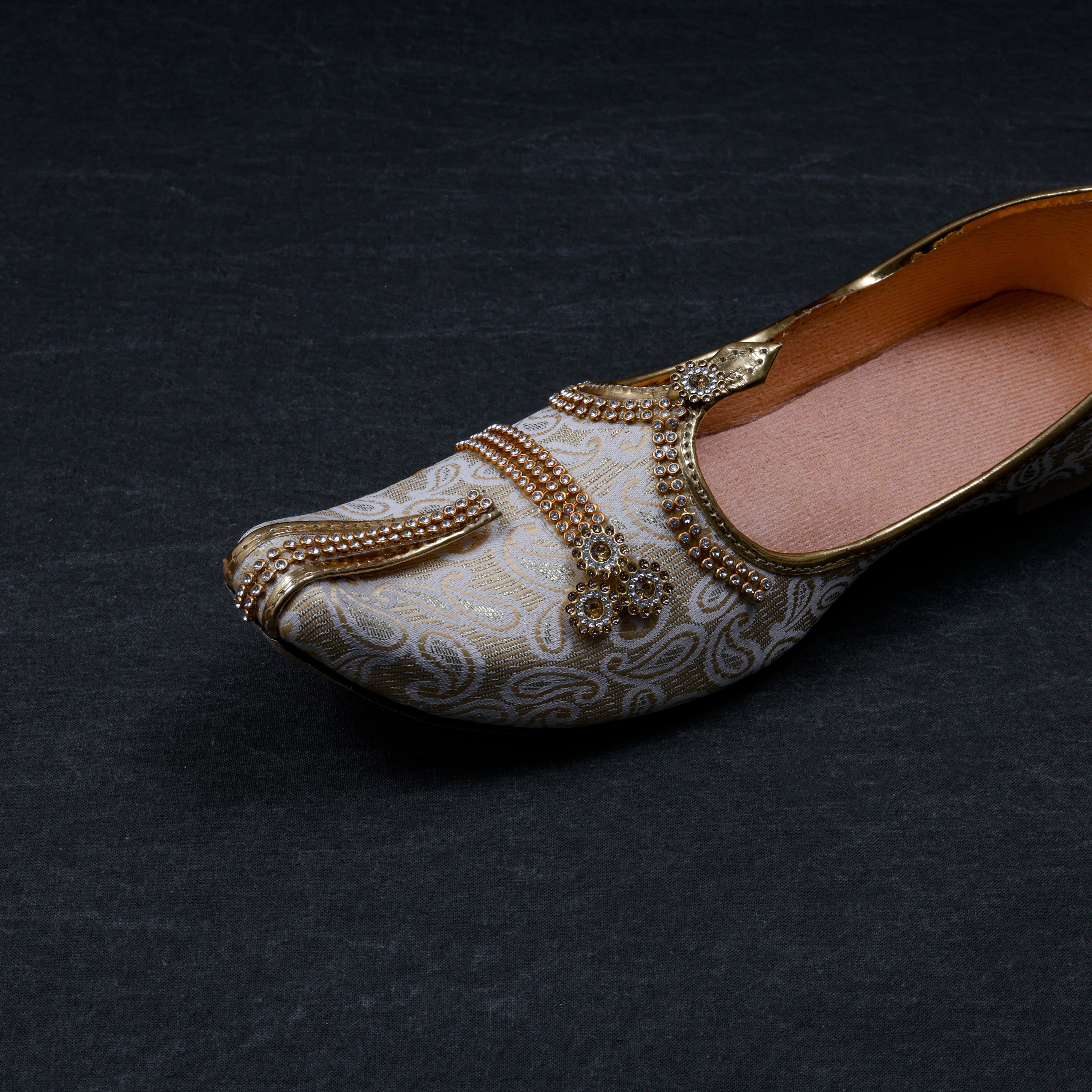 Artisan Mojari in Off White