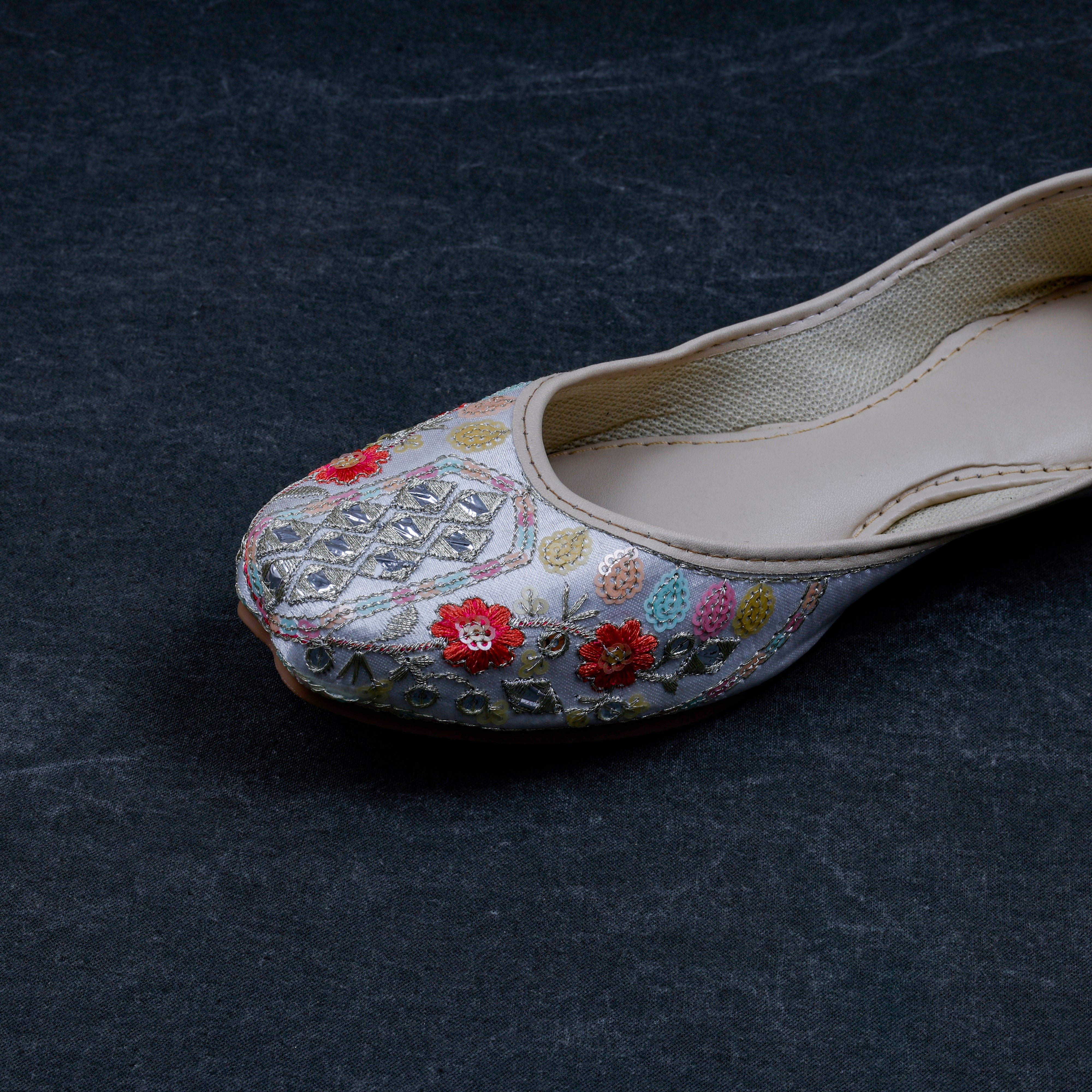 White Closed Toe Ethnic Jutti