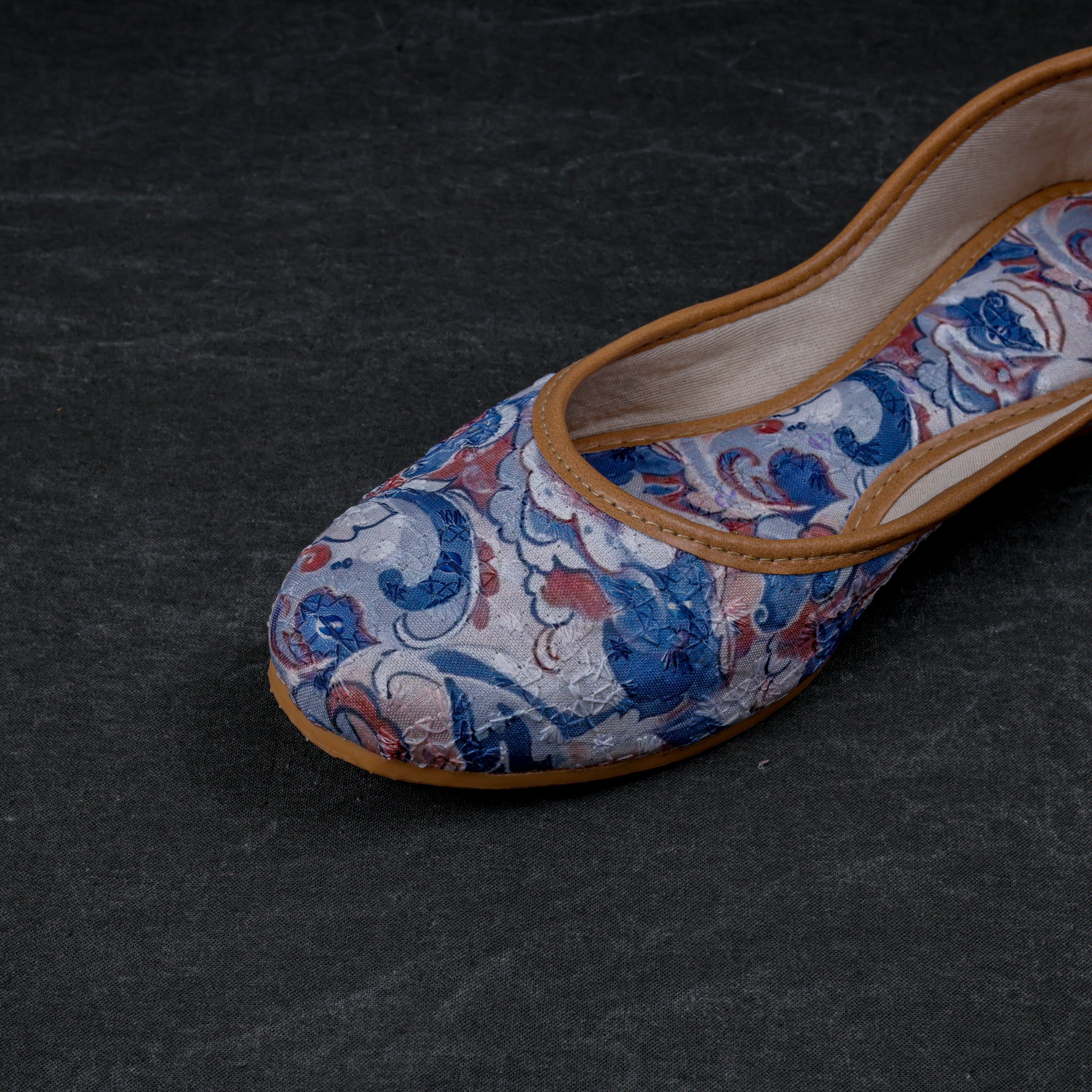 Textured Multicolor Closed Toe Jutti