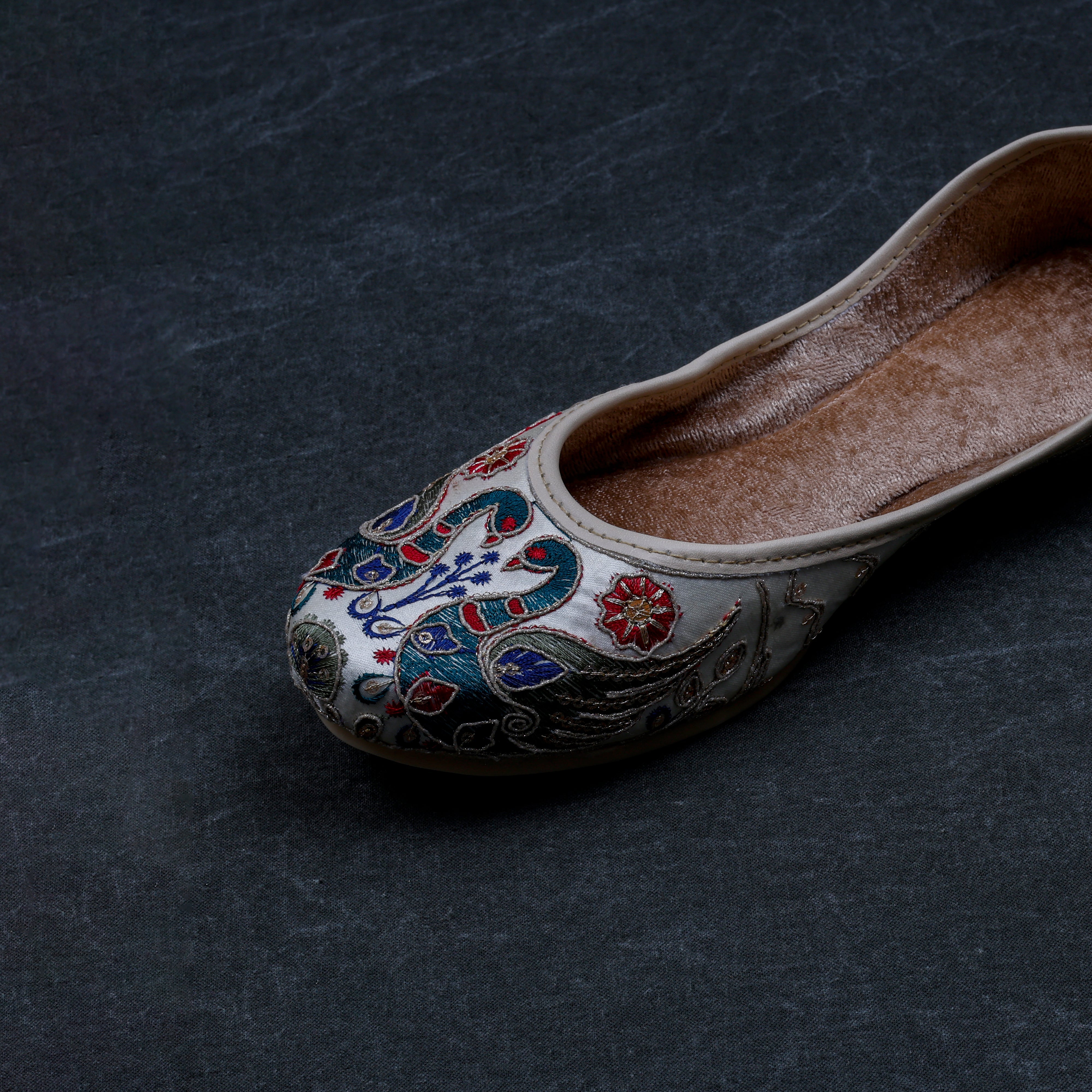 Handcrafted Off White Almond Ethnic Jutti