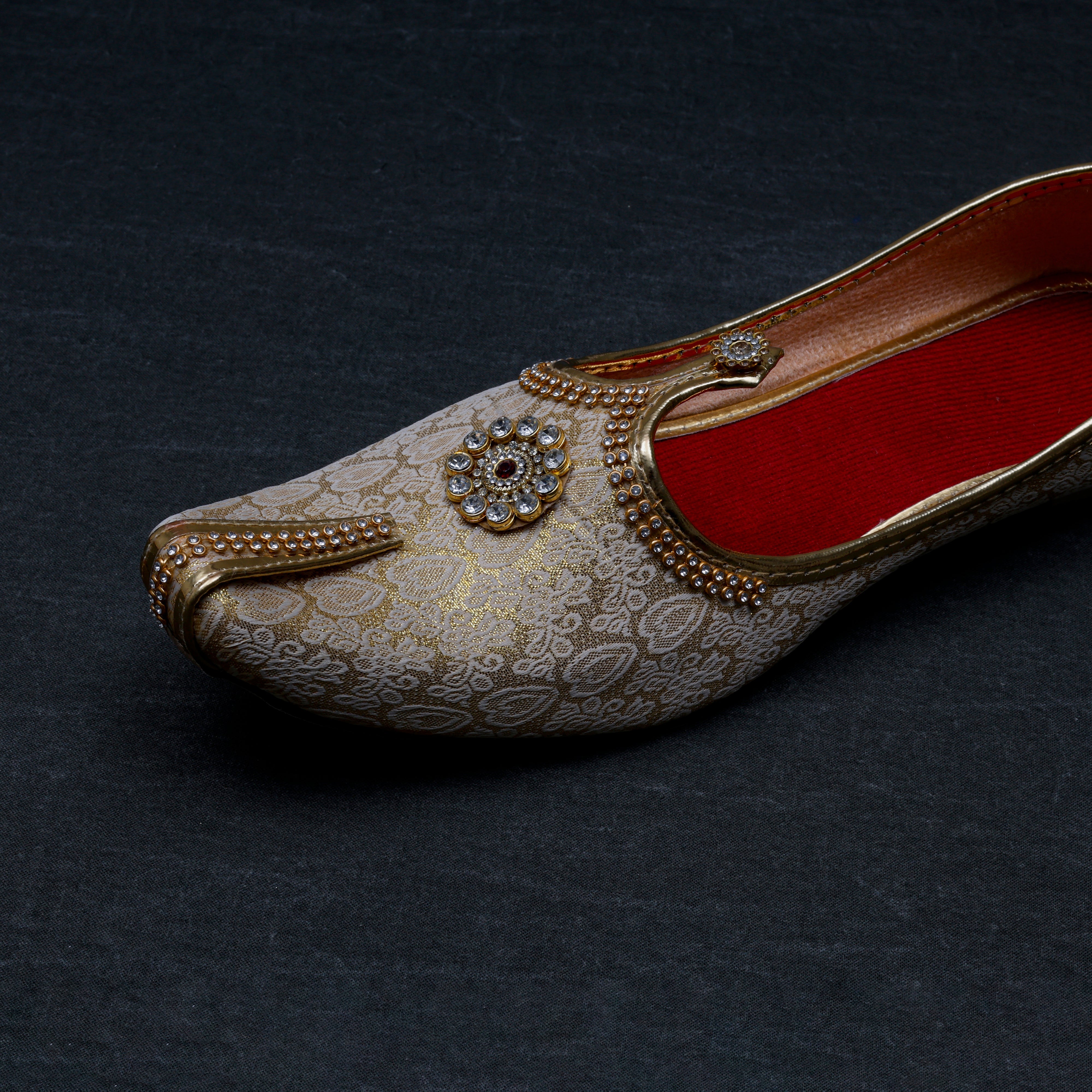 Handcrafted Gold Two Tone Mojari
