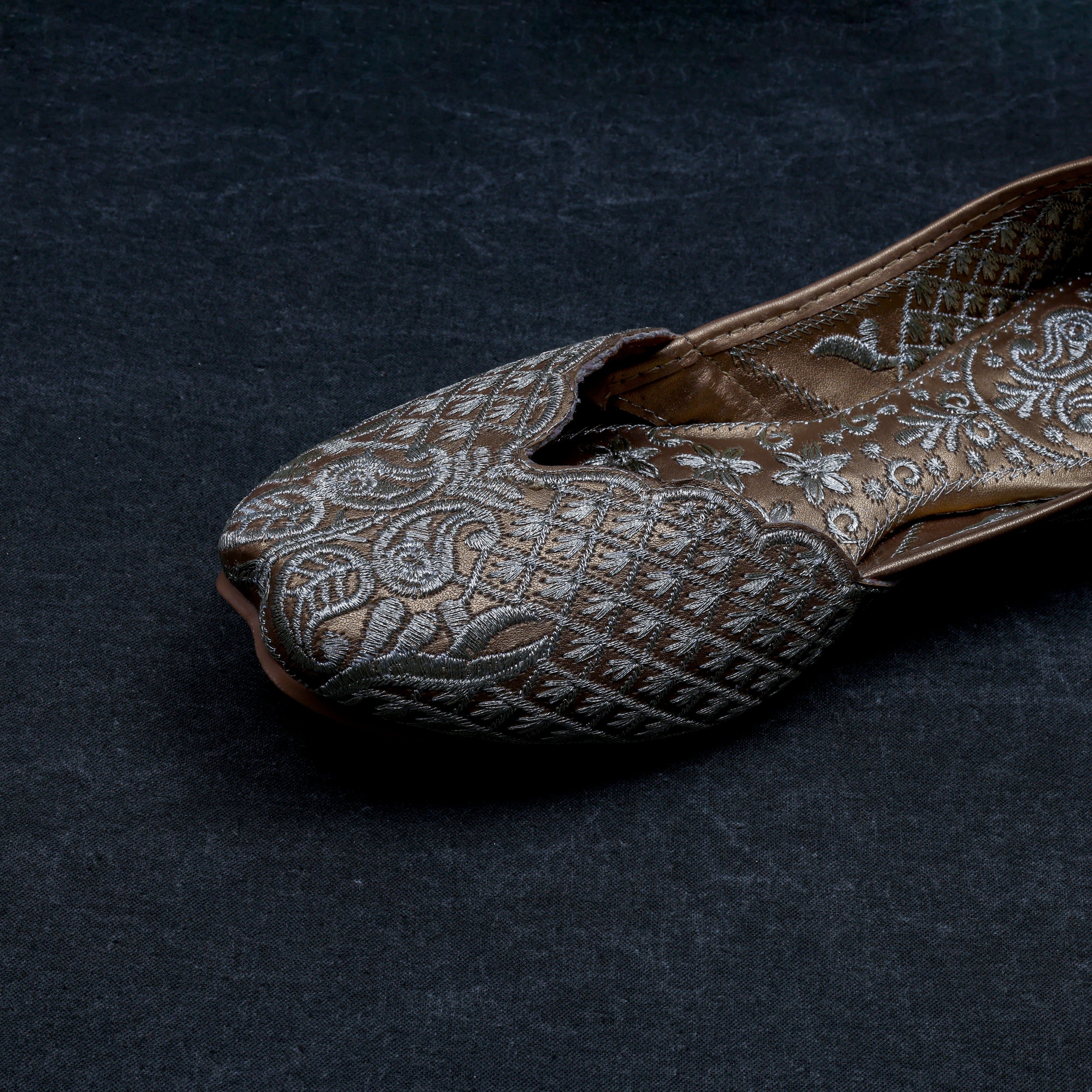 Two Tone Gold Closed Toe Jutti
