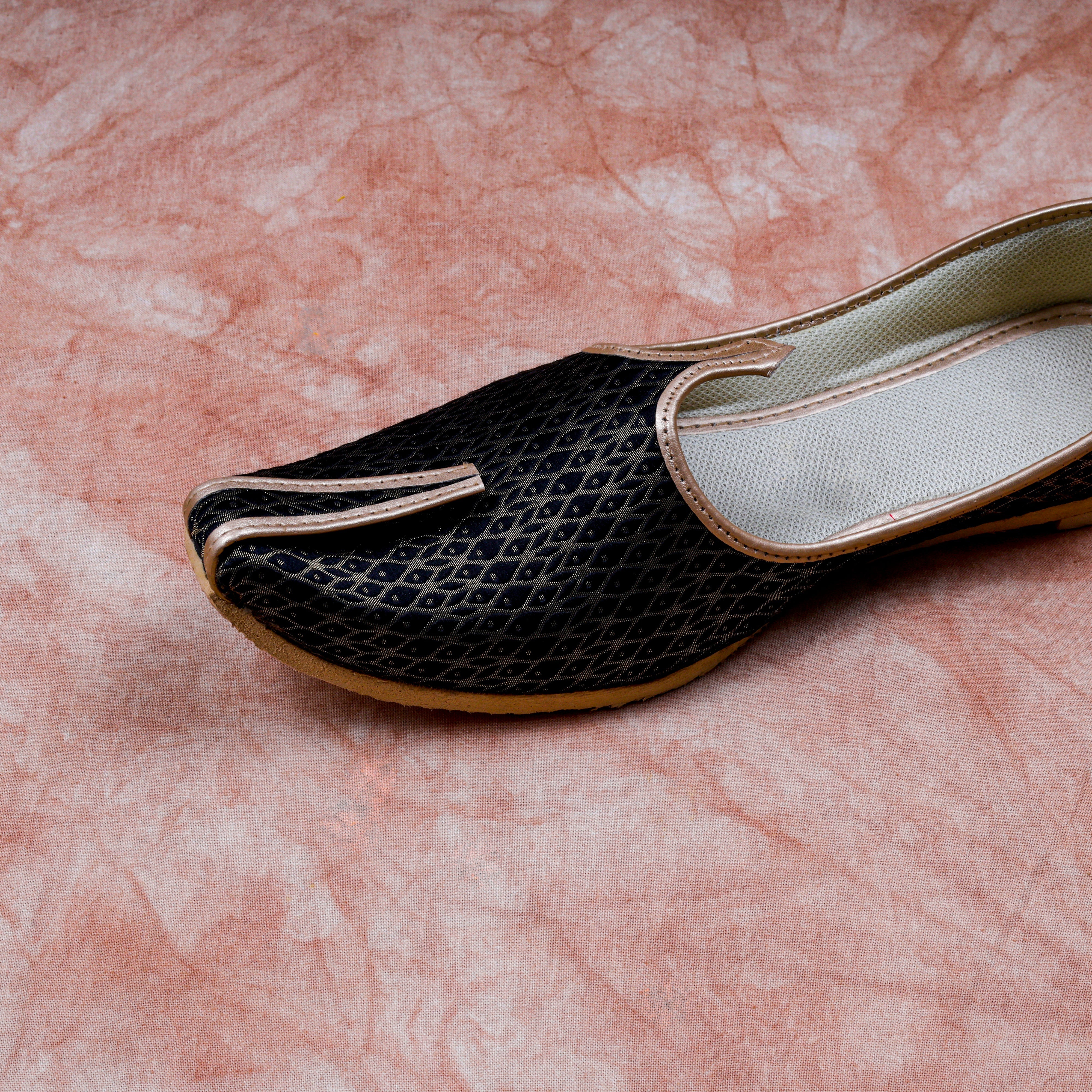 Black Textured Pointed Mojari