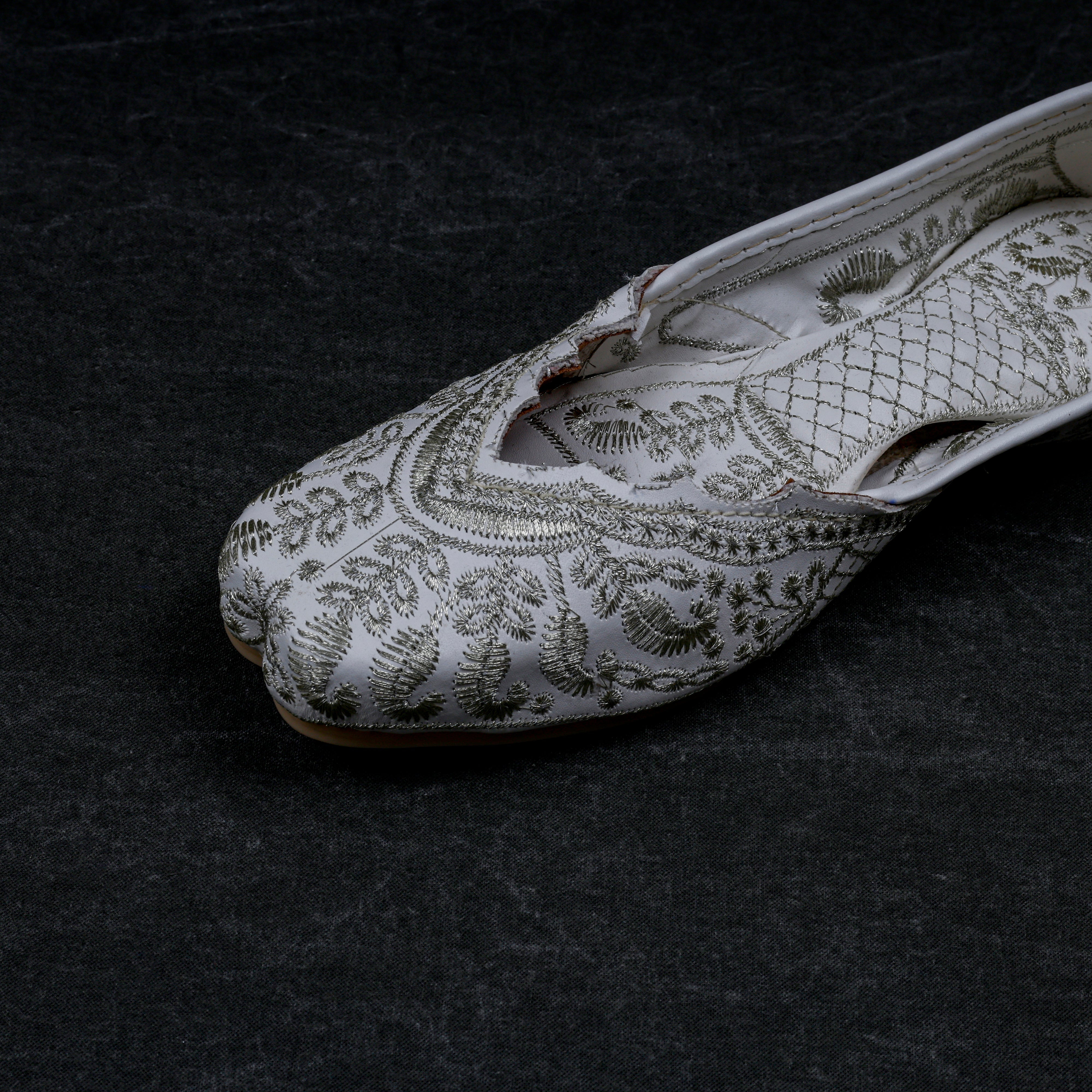 Off White Textured Rexine Closed Toe Jutti