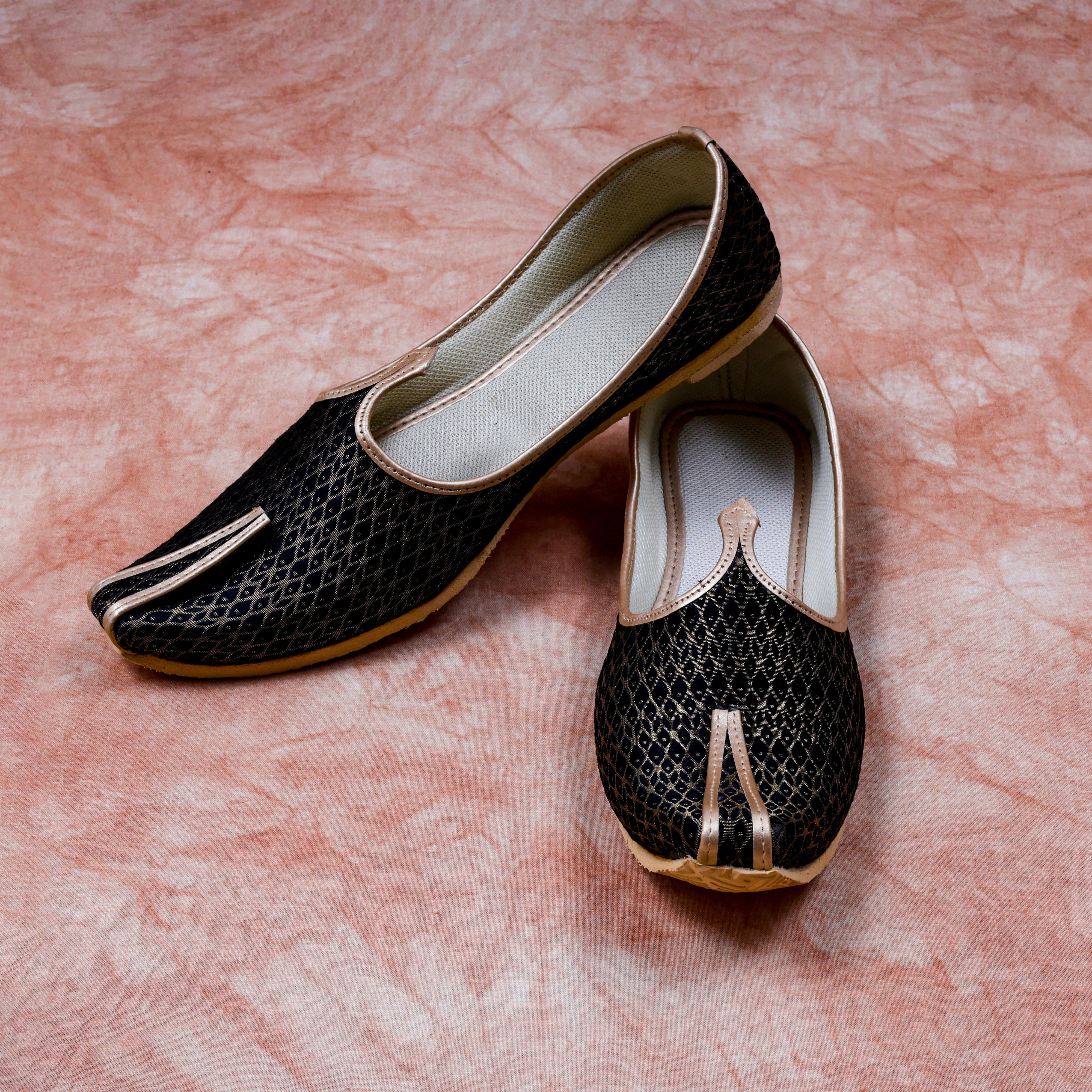 Black Textured Pointed Mojari