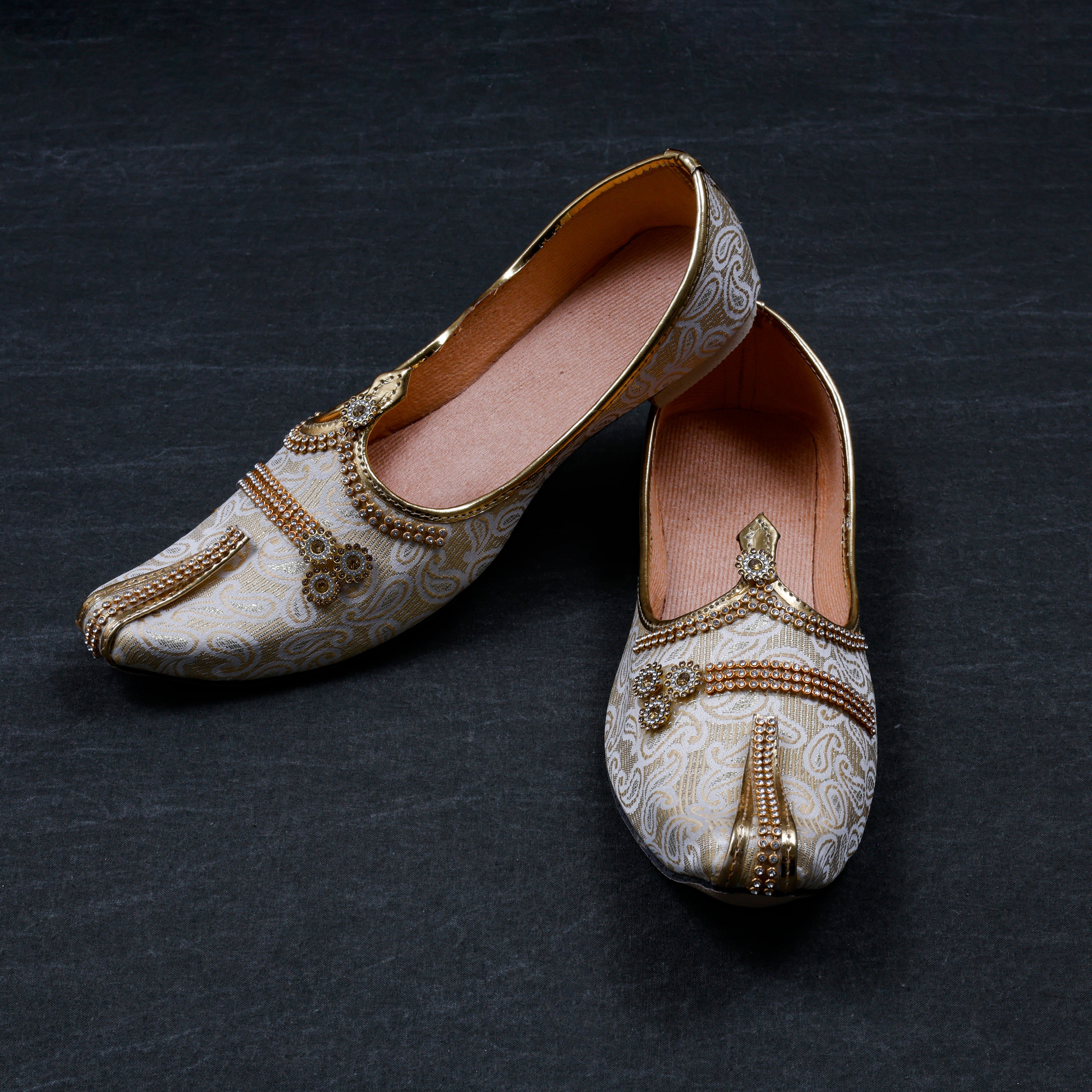 Artisan Mojari in Off White