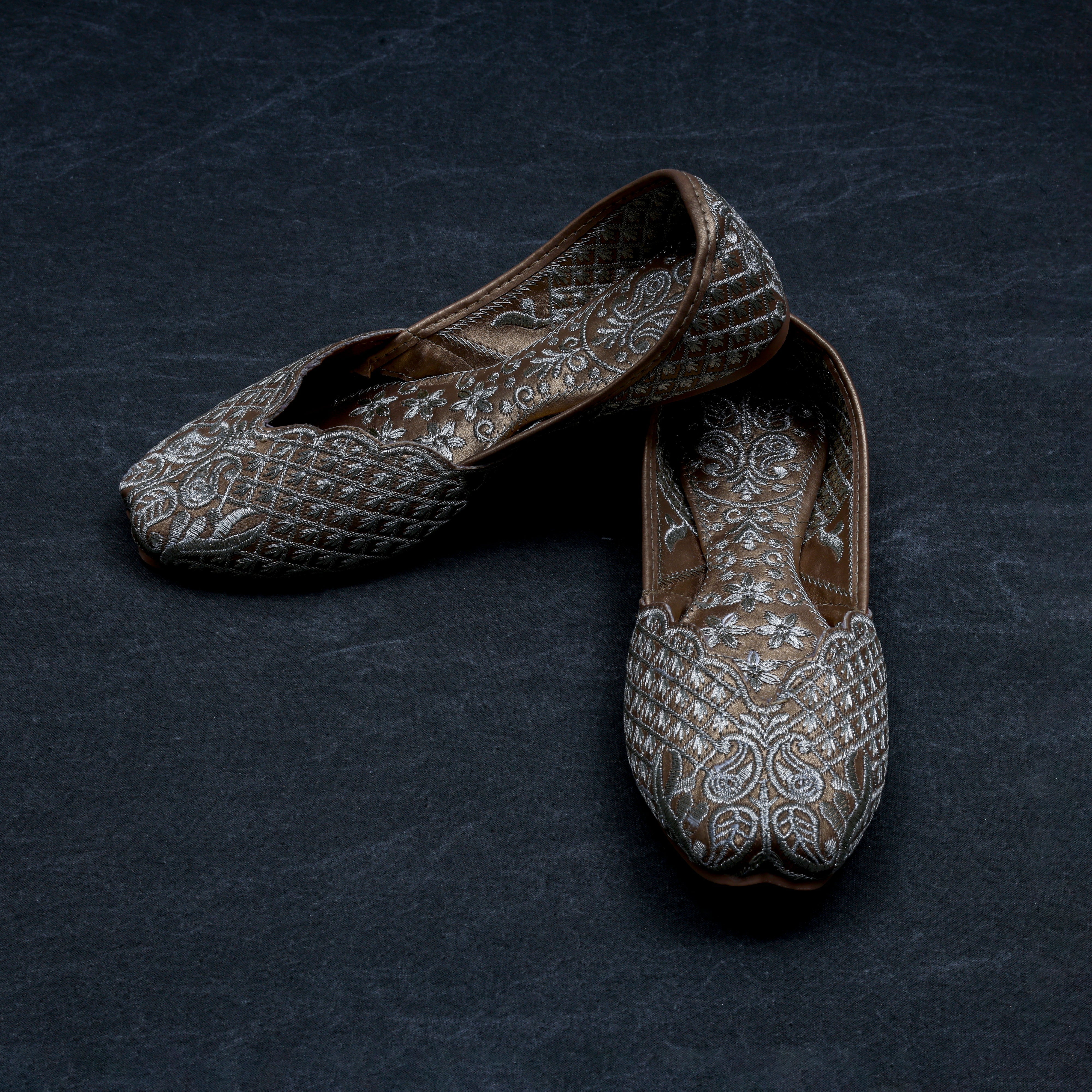 Two Tone Gold Closed Toe Jutti