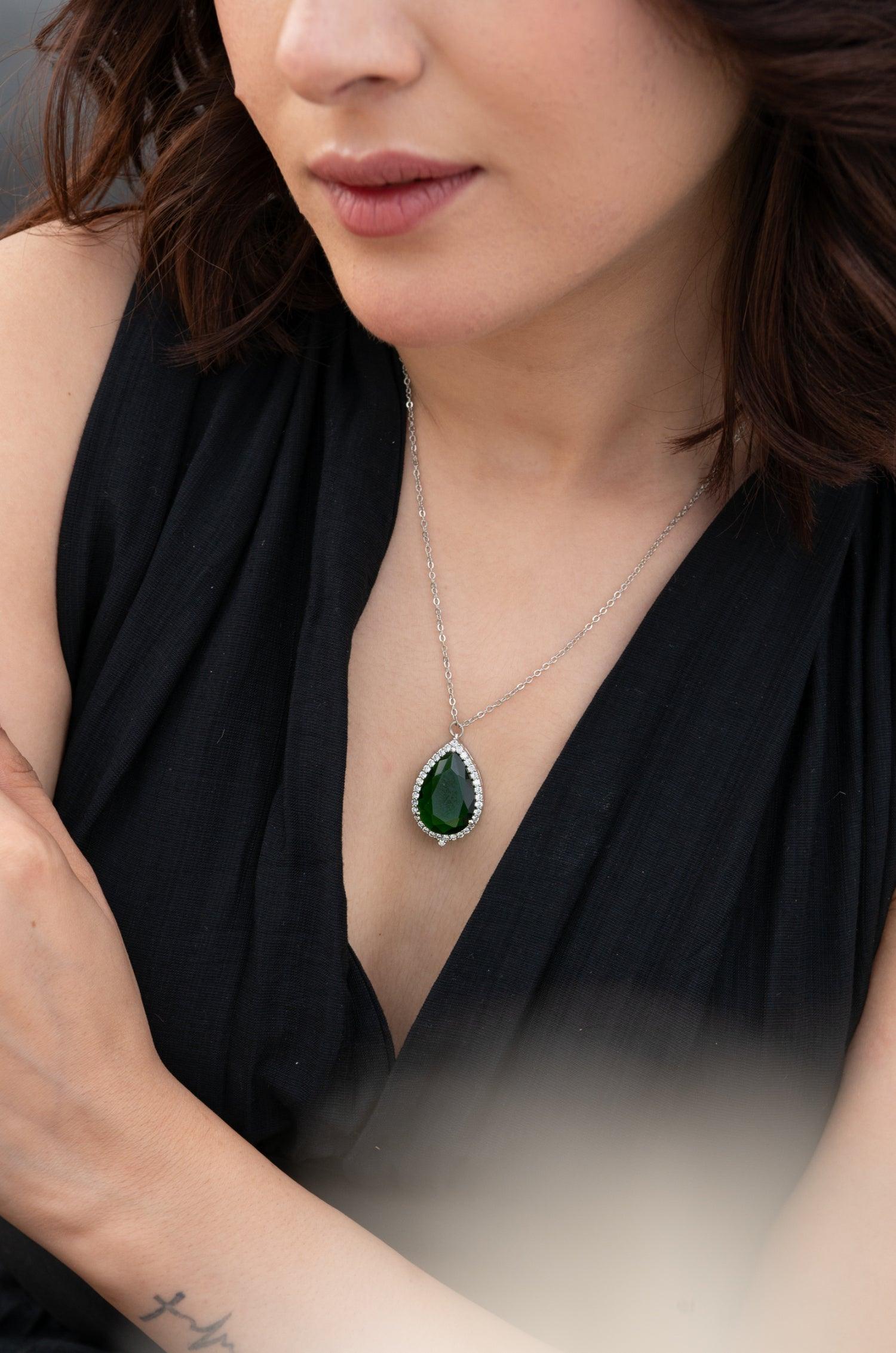 Emerald Radiance Pendant Necklace - Dyulokha