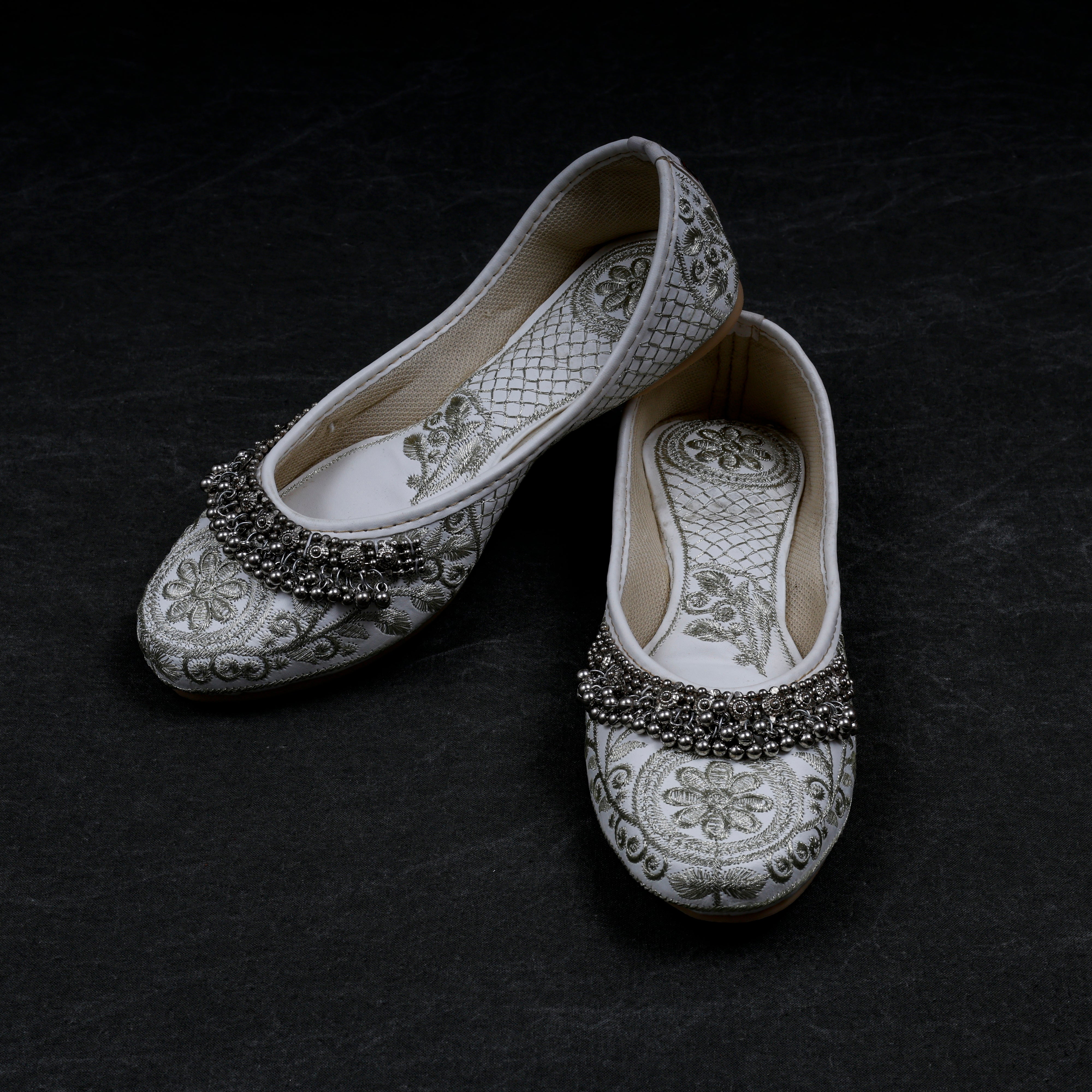 Two Tone Off White Textured Jutti