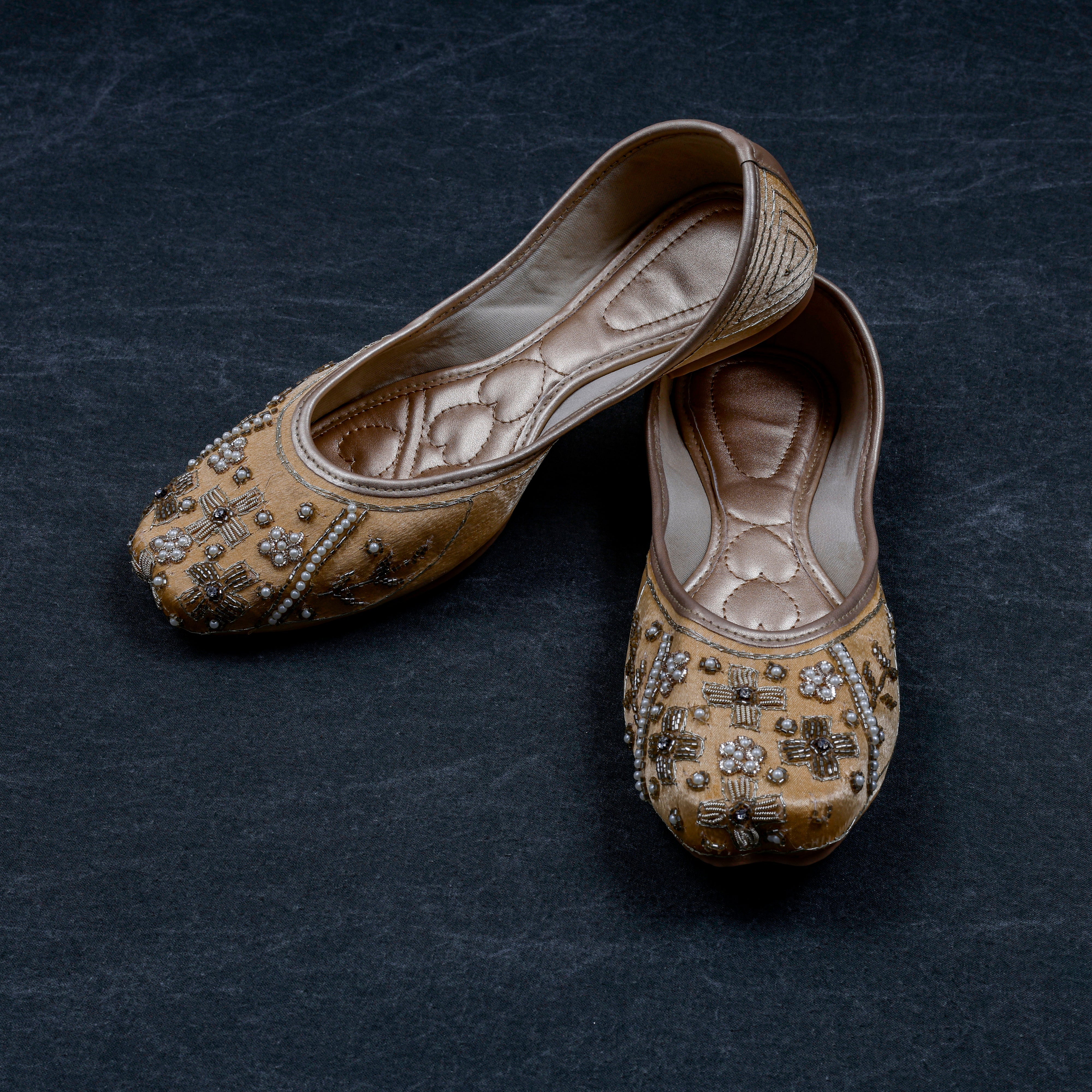 Gold Artisan Closed Toe Jutti