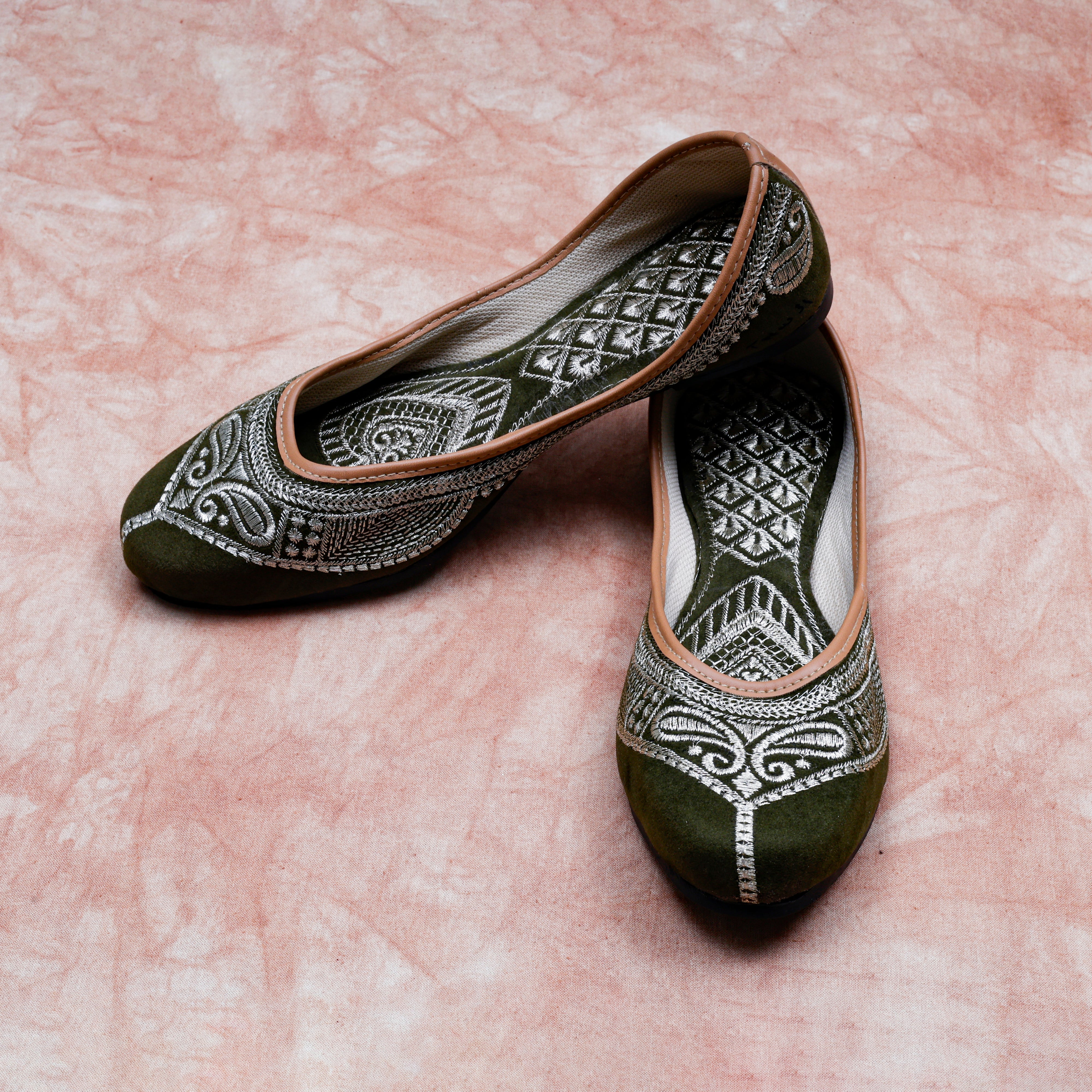 Two Tone Mehendi Green Velvet Jutti
