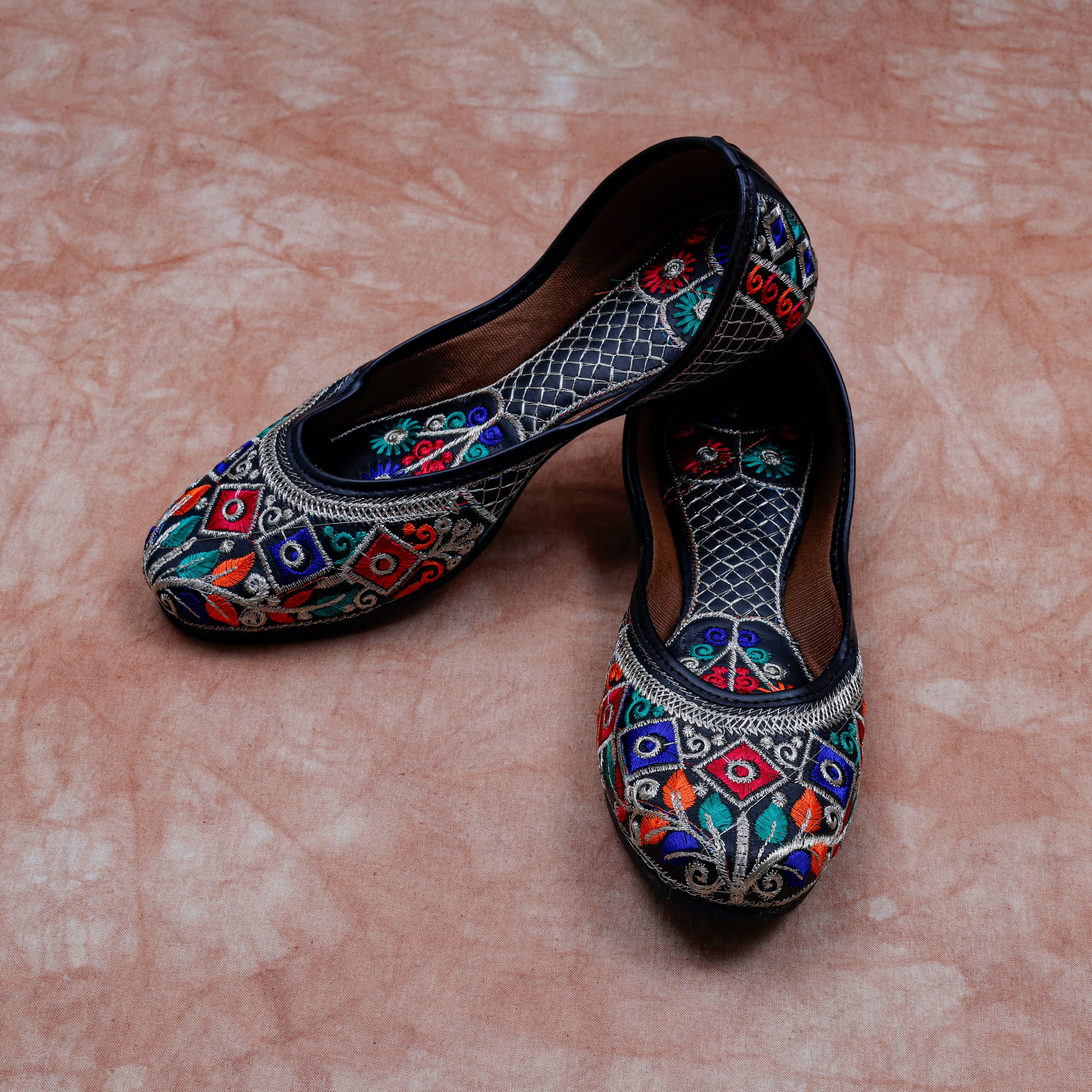 Black Textured Almond Shape Ethnic Jutti