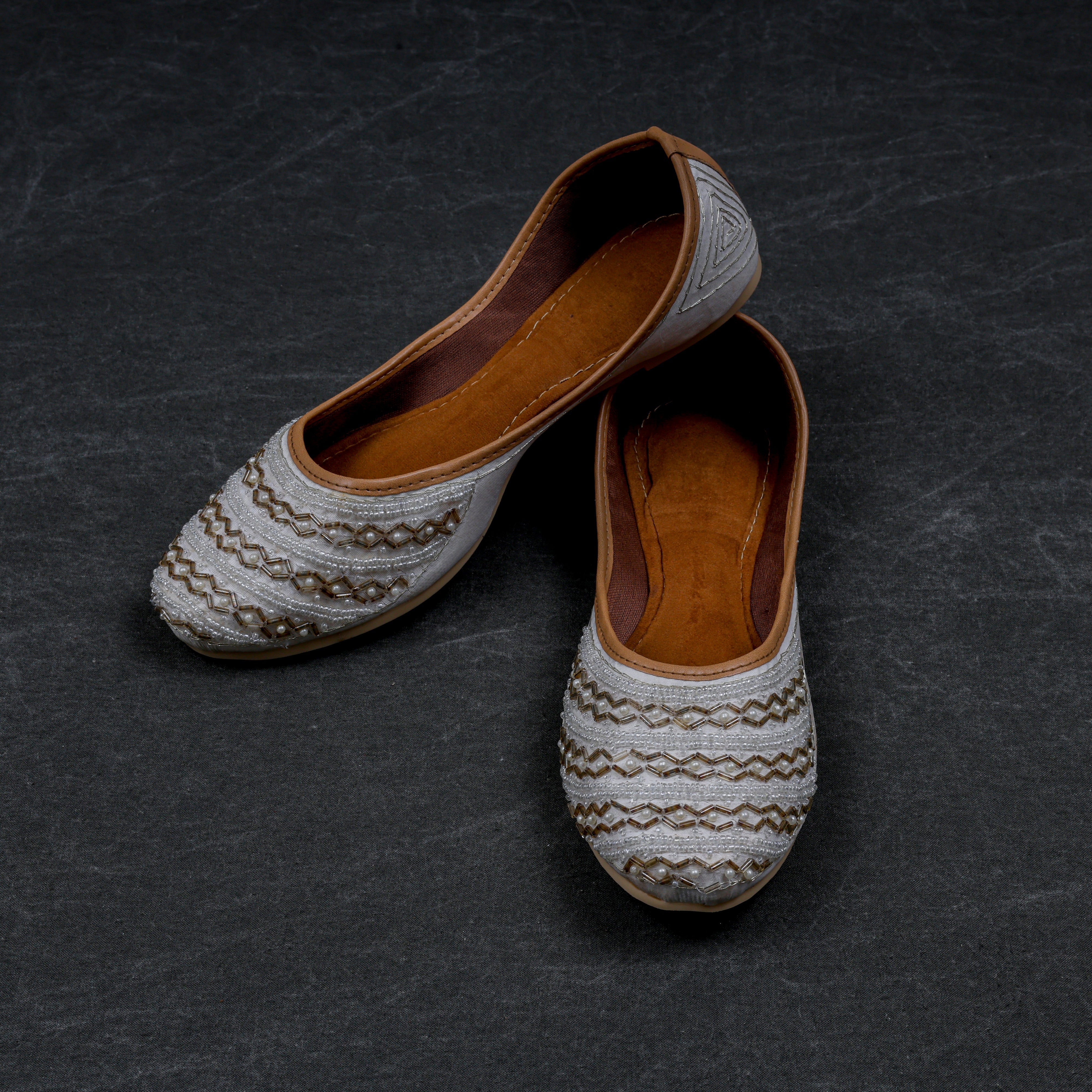 Off White Textured Artisan Jutti