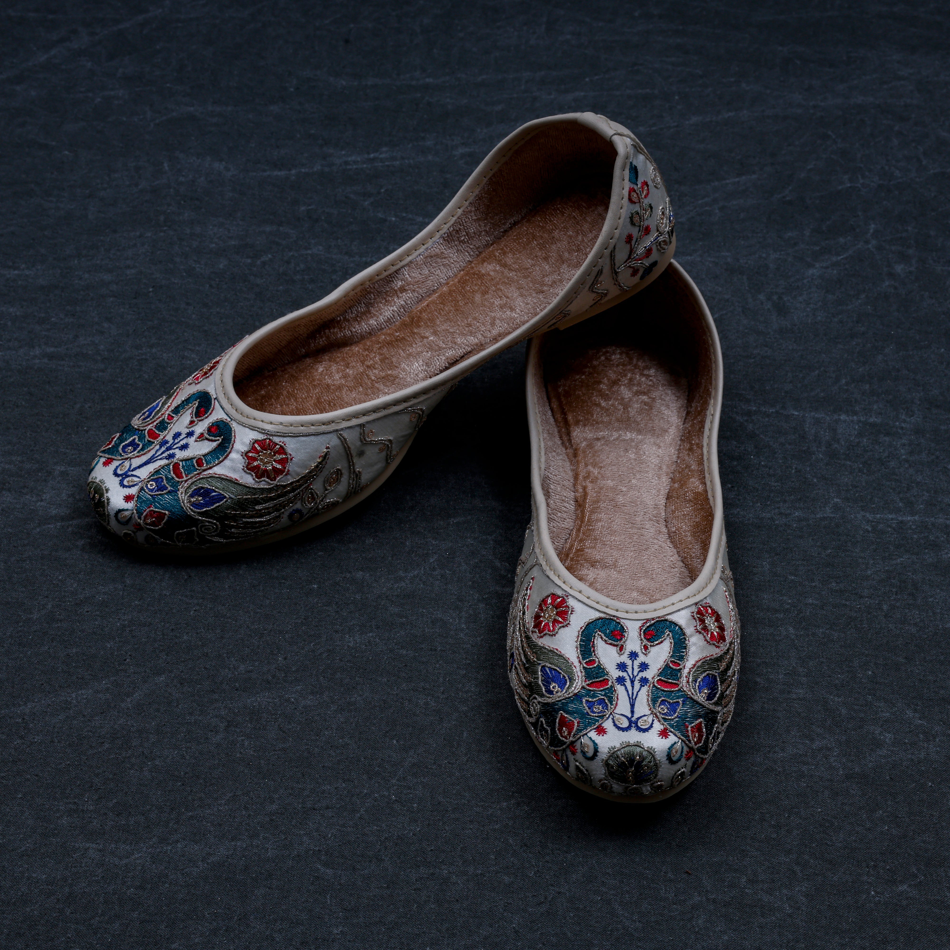 Handcrafted Off White Almond Ethnic Jutti