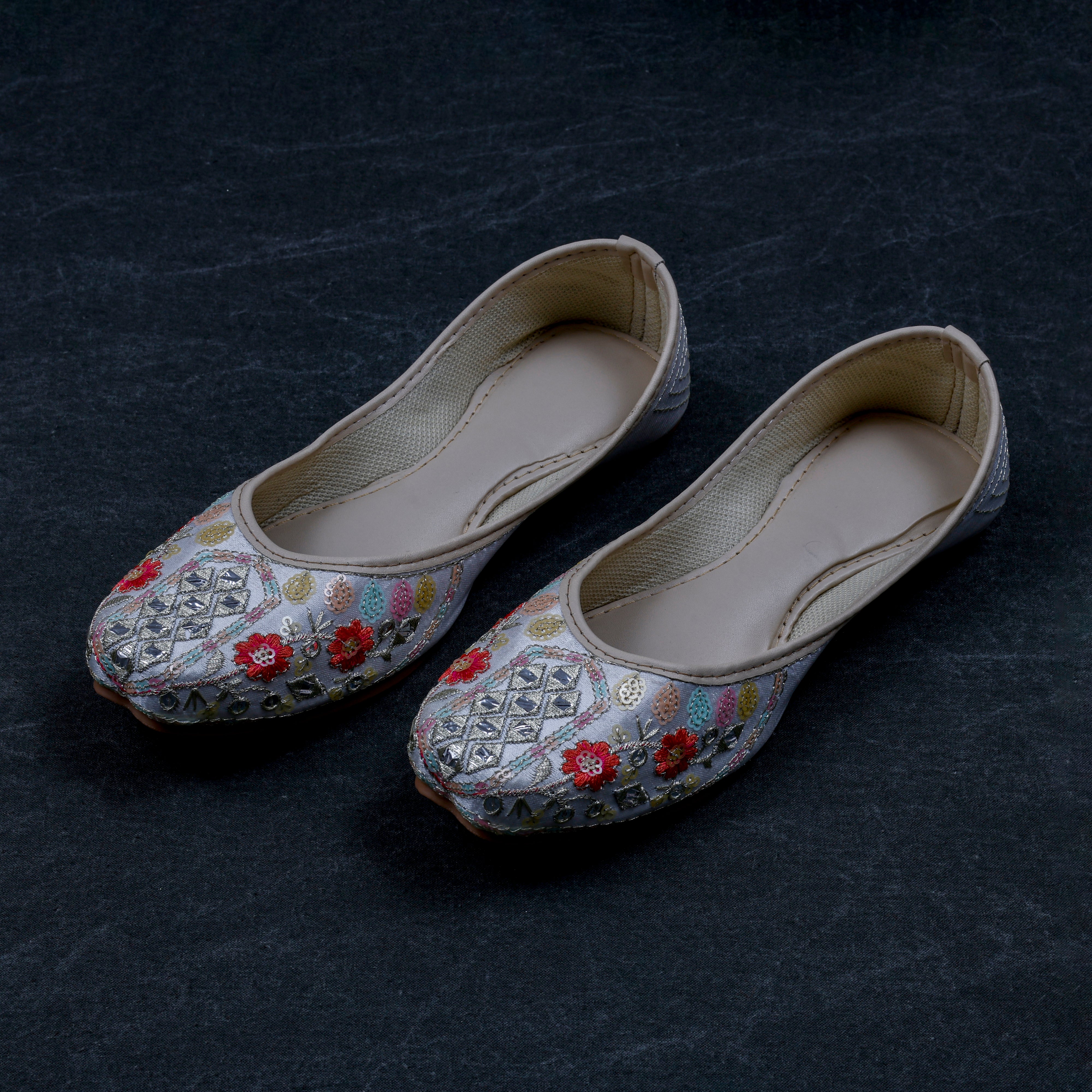 White Closed Toe Ethnic Jutti