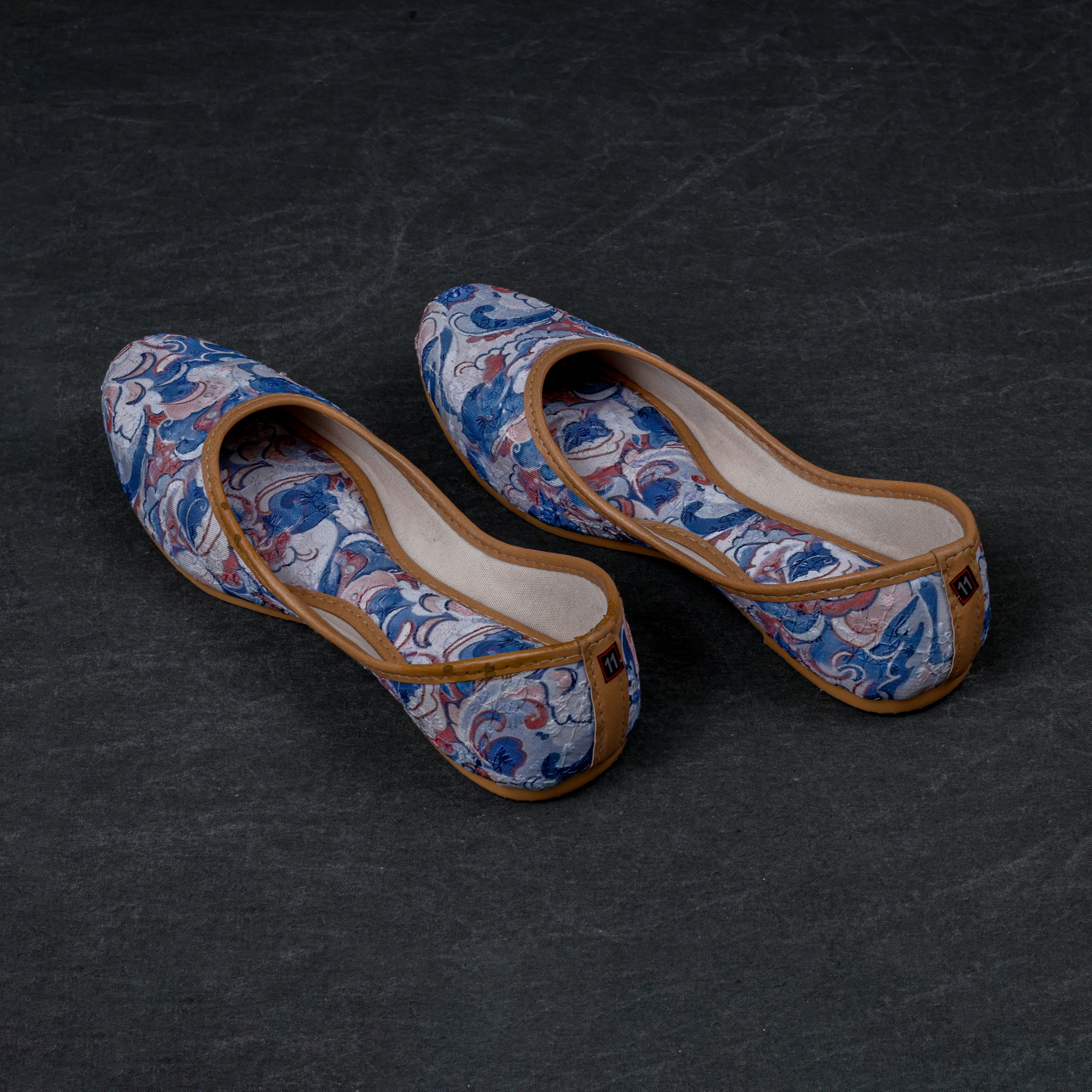 Textured Multicolor Closed Toe Jutti