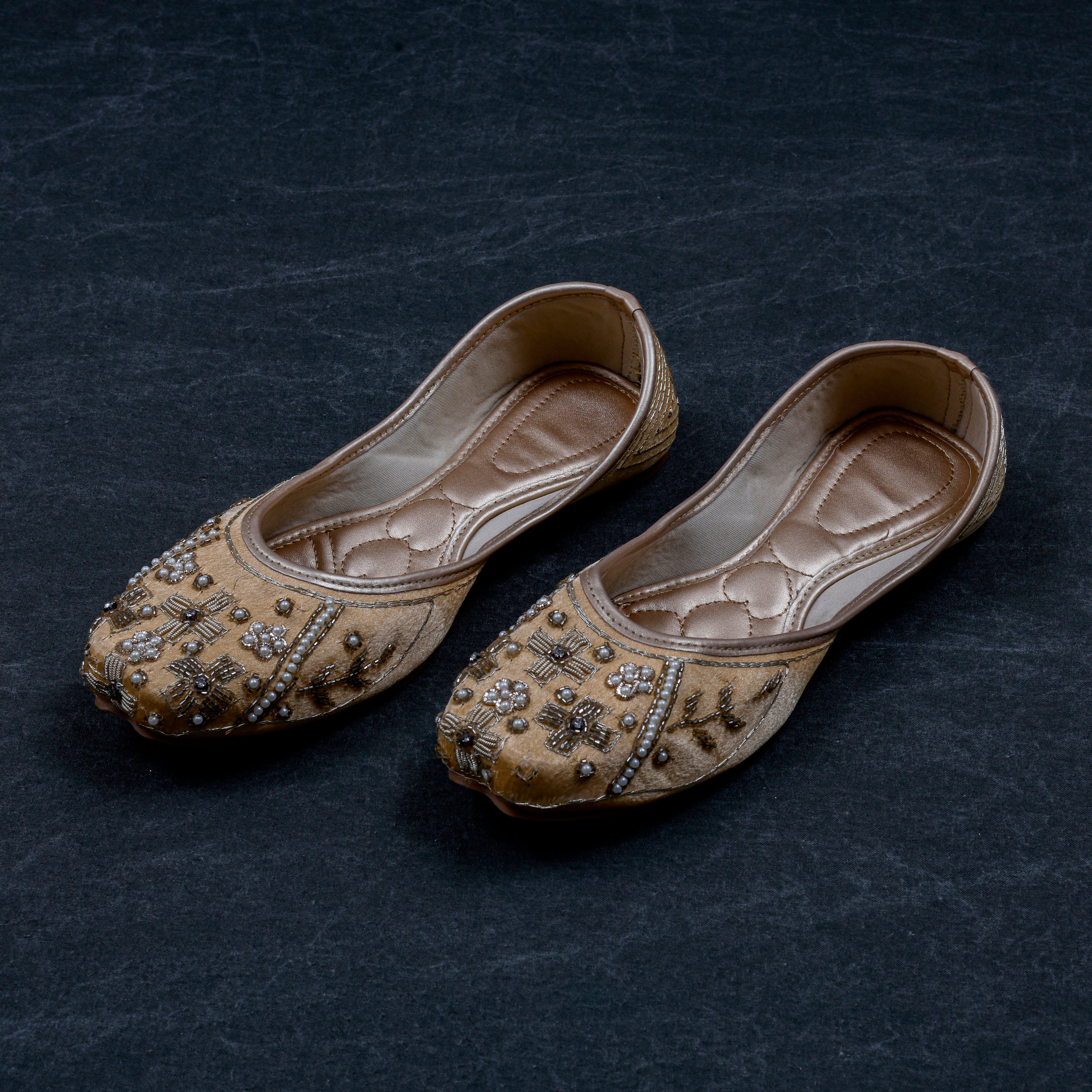 Gold Artisan Closed Toe Jutti