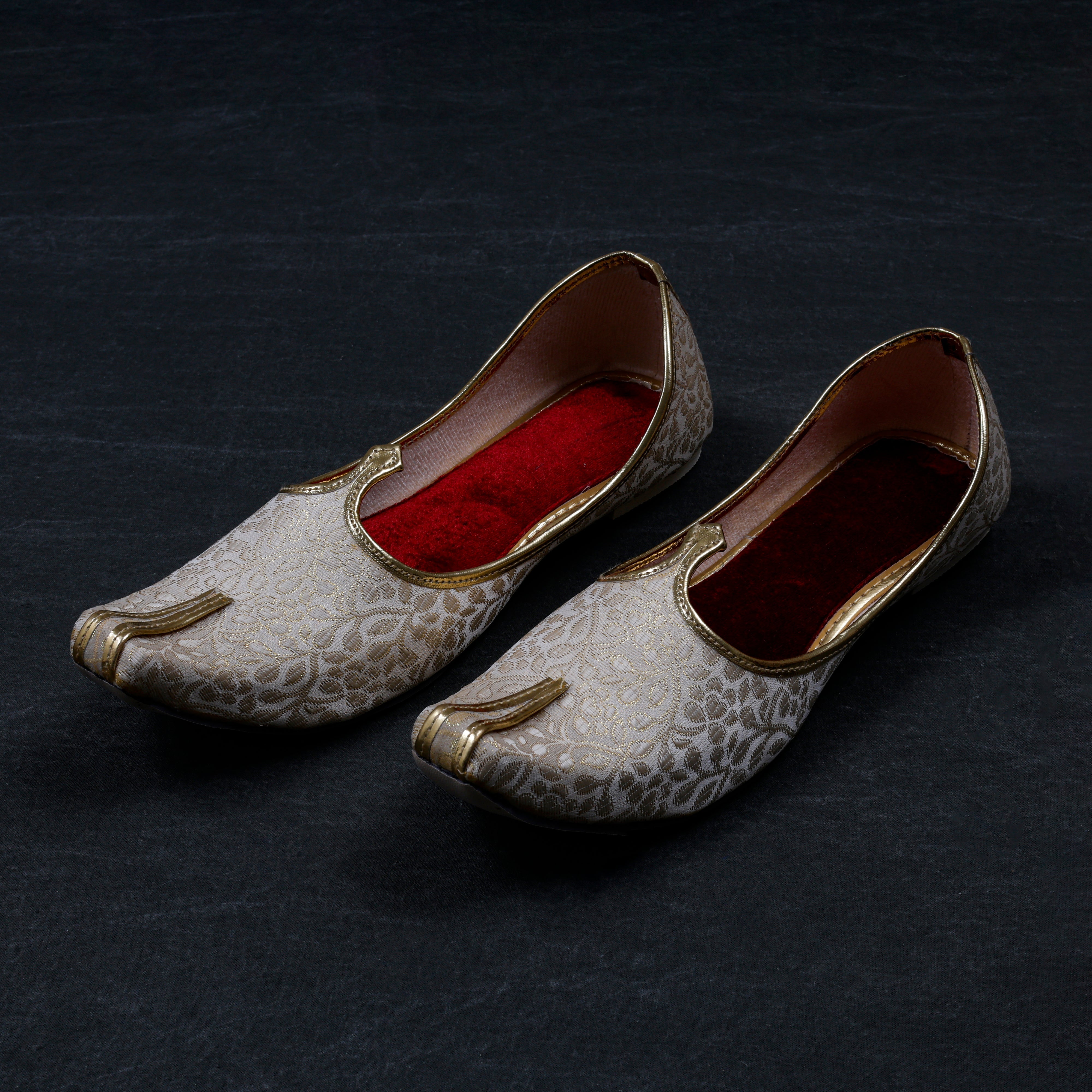 Gold Mojari with Textured Detailing