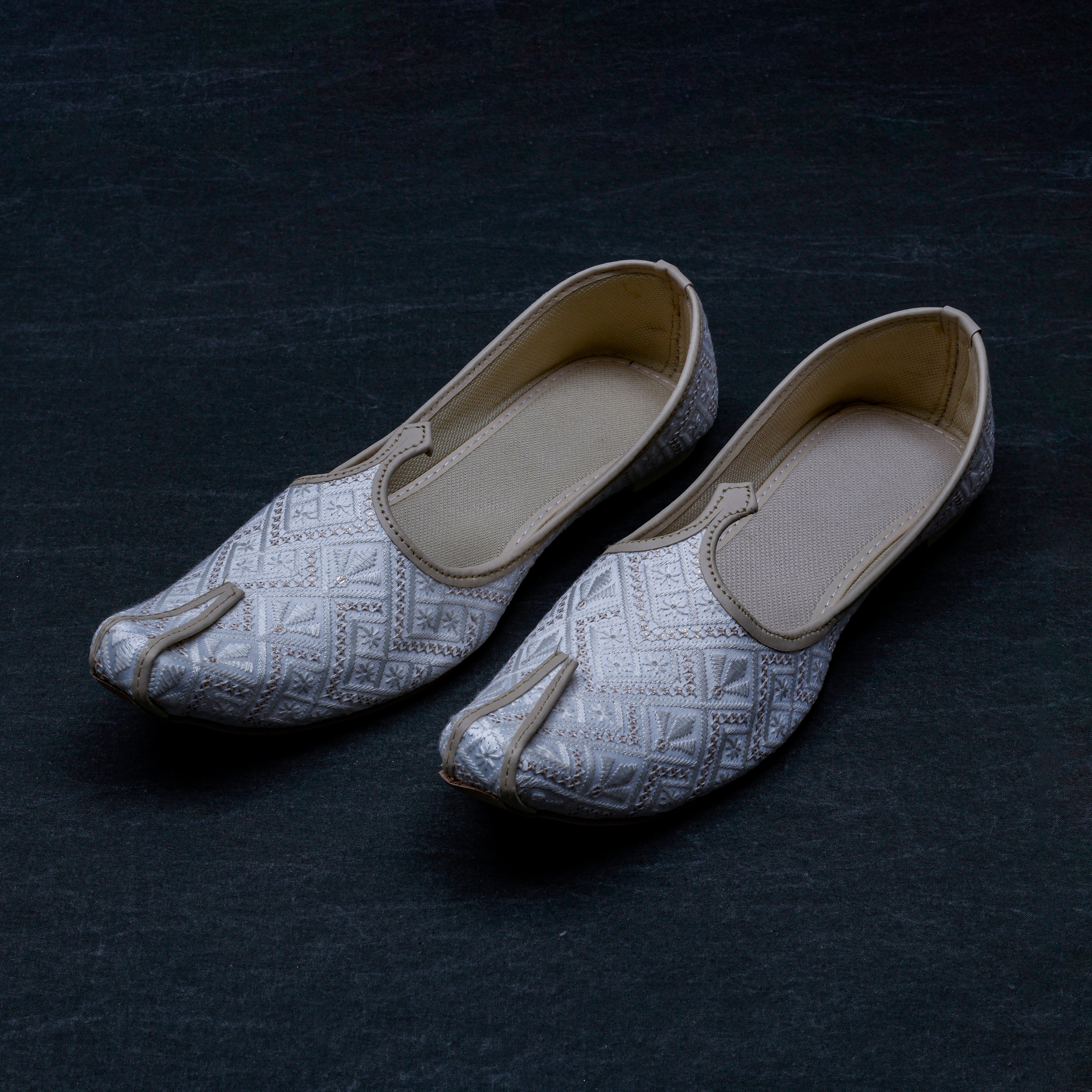 White Closed Toe Traditional Mojari