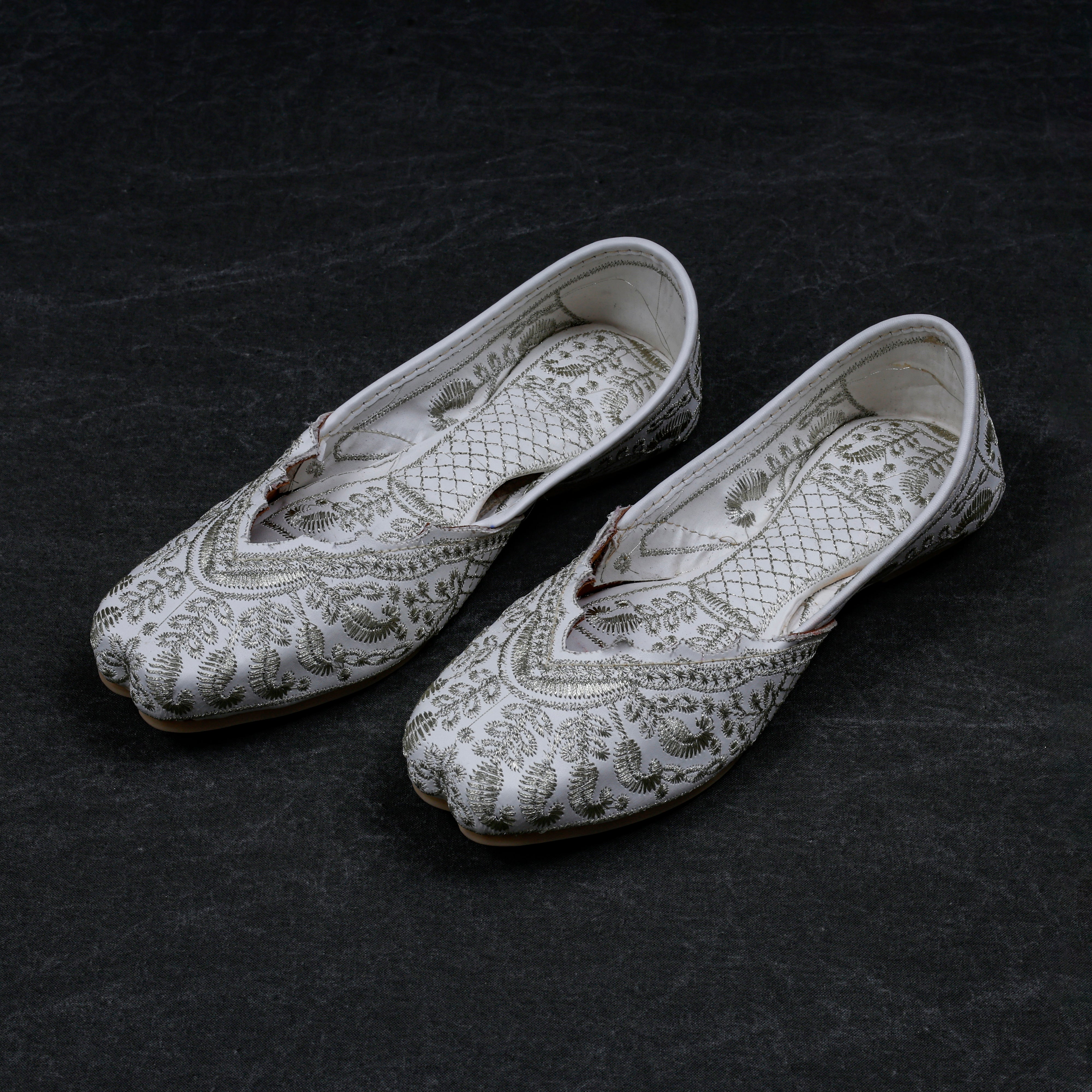 Off White Textured Rexine Closed Toe Jutti