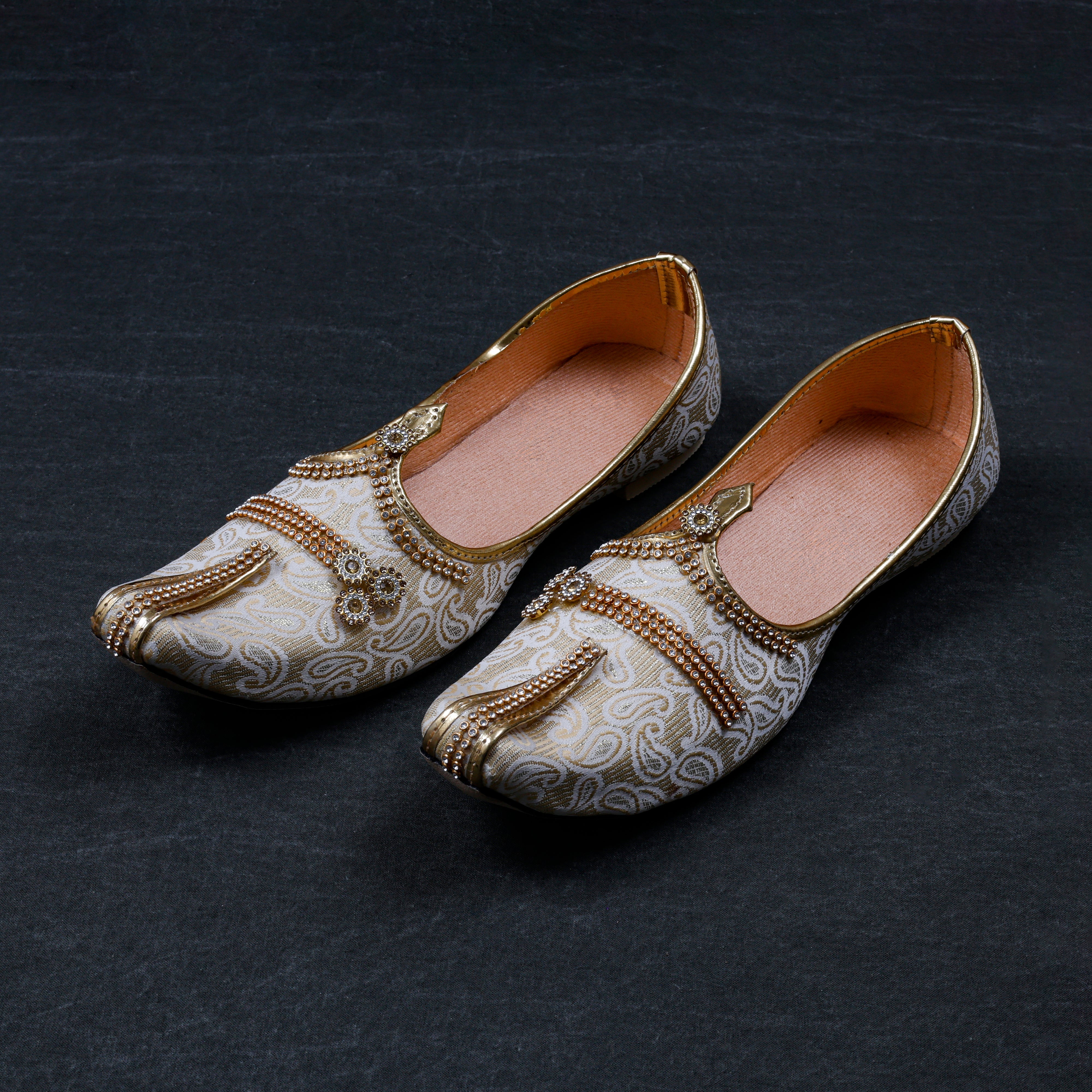 Artisan Mojari in Off White